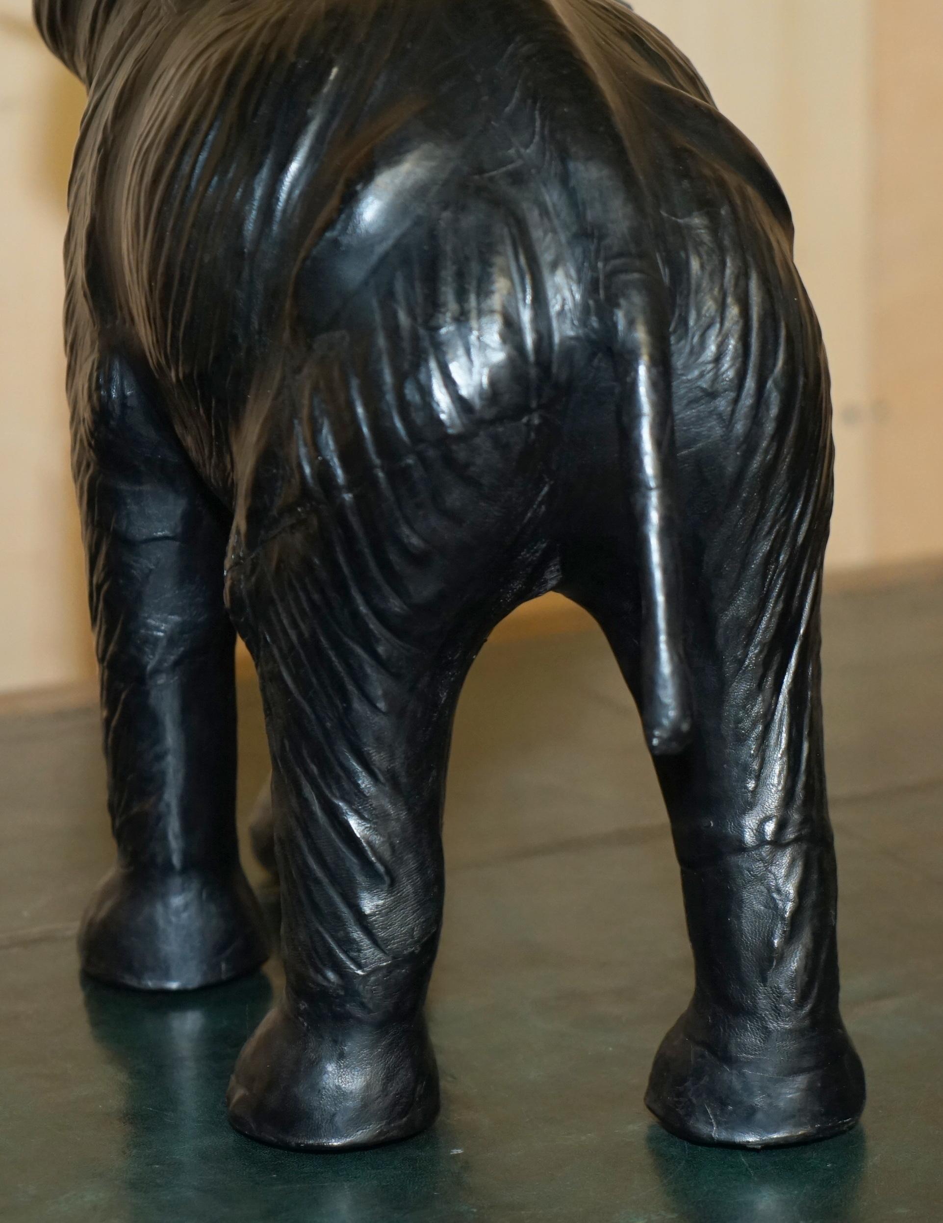 LOVELY LIBERTY'S LONDON OMERSA FOOTSTOOL ELEPHANT EN CUIR AVEC YEUX EN VERRE en vente 5