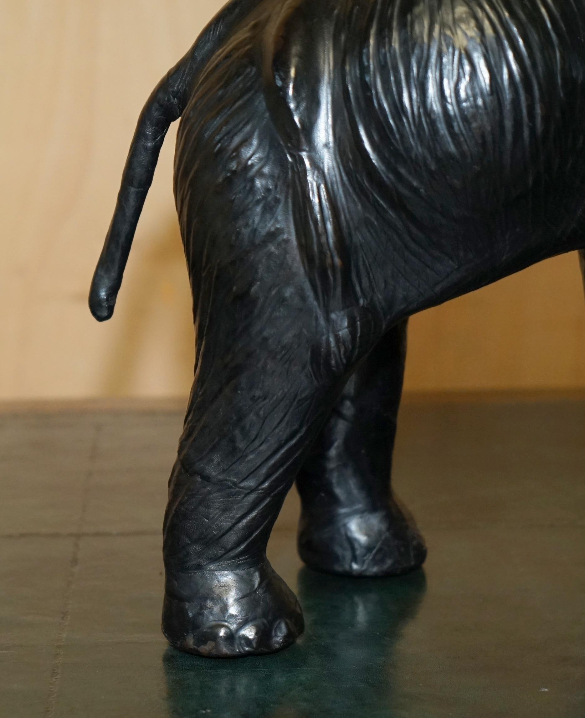 LOVELY LIBERTY'S LONDON OMERSA LEATHER ELEPHANT FOOTSTOOL STOOL WiTH GLASS EYES (Handgefertigt) im Angebot