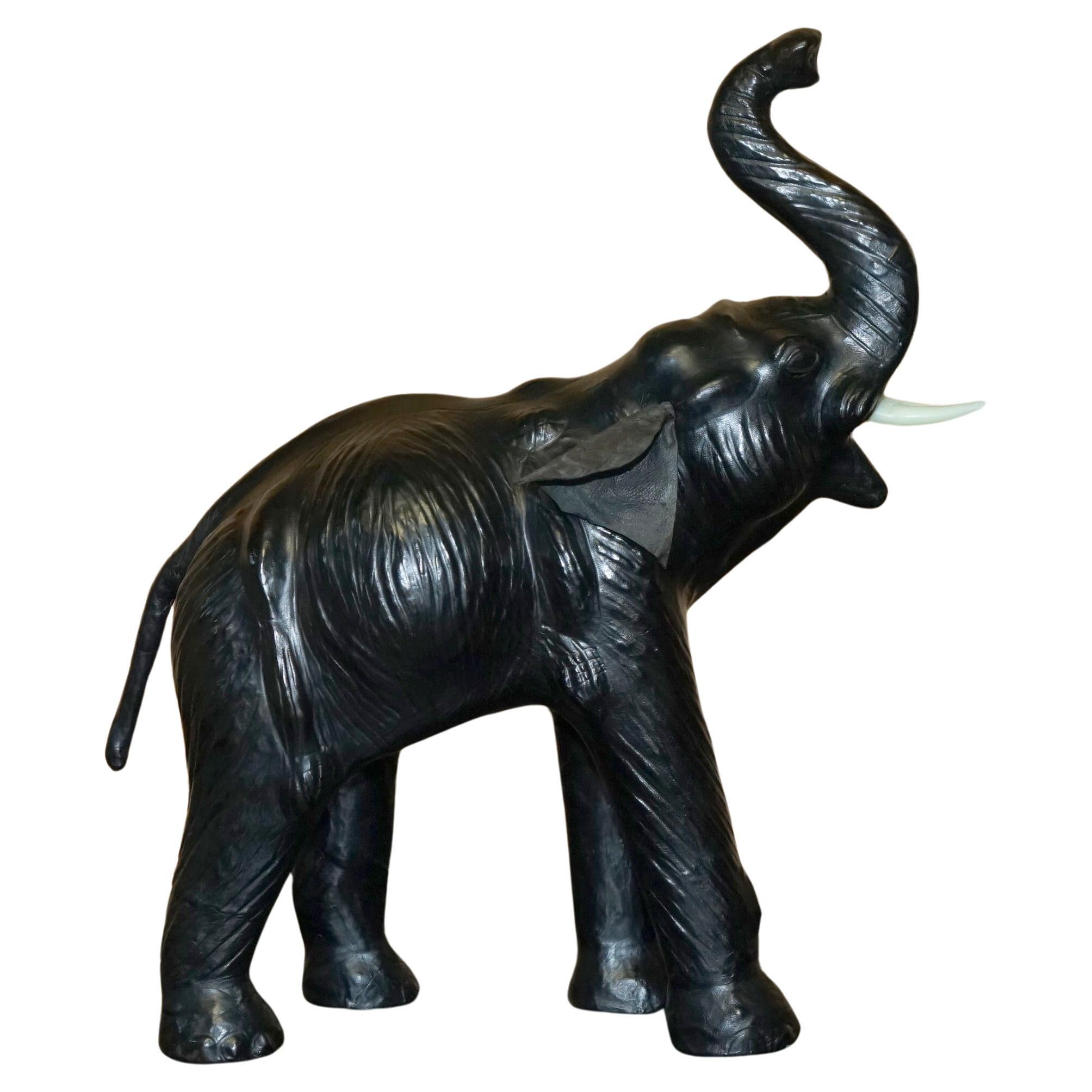 LOVELY LIBERTY'S LONDON OMERSA FOOTSTOOL ELEPHANT EN CUIR AVEC YEUX EN VERRE en vente