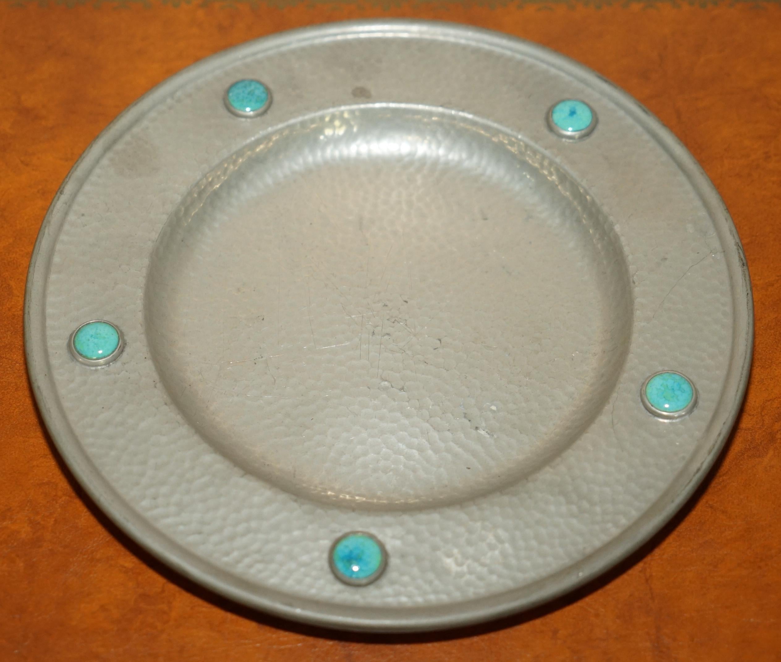 LOVELY LIBERTY'S LONDON STYLE ASHBERRY PEWTER PLATE WITH CABOCHON STONEs en vente 3