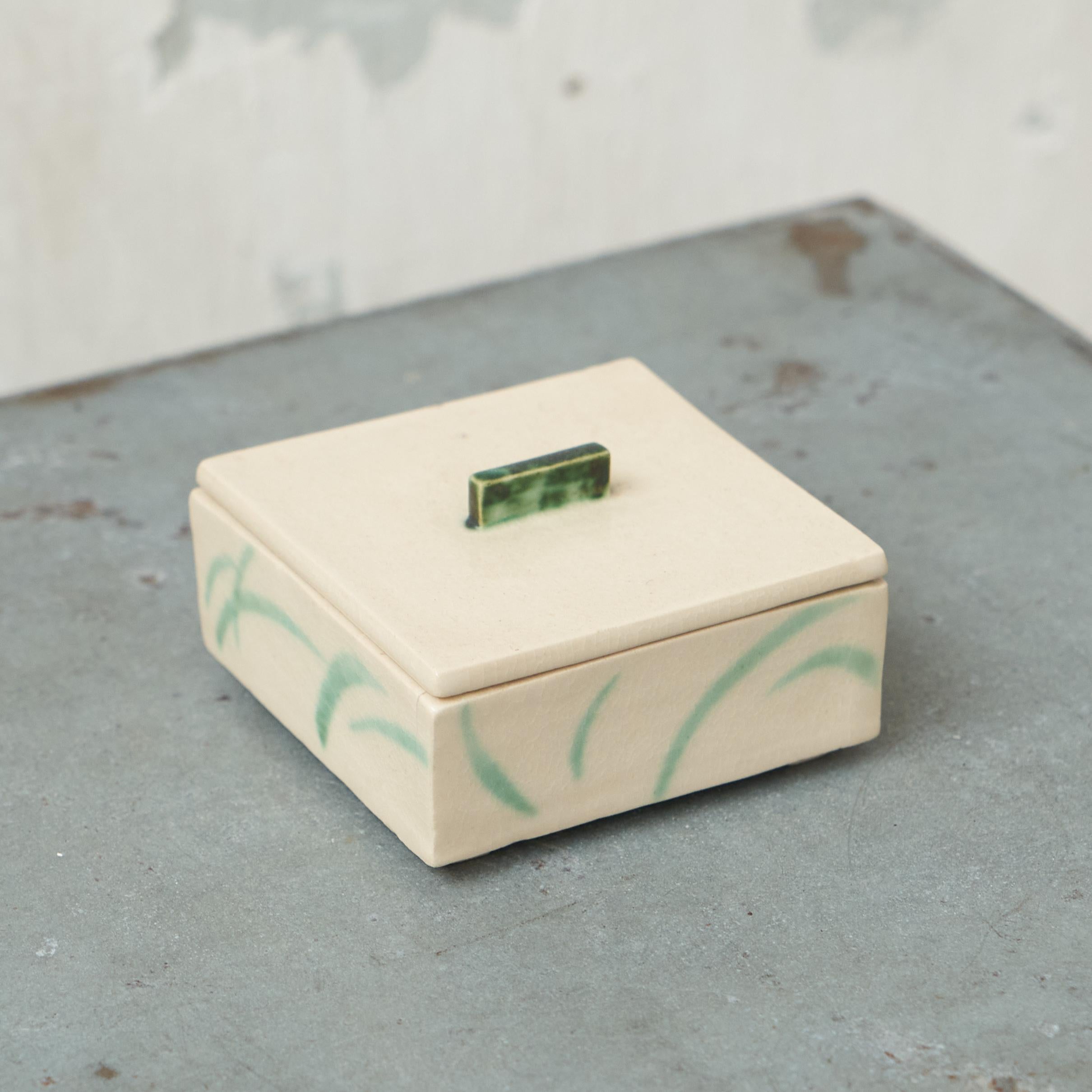 Jolie boîte à couvercle en céramique Art Déco 1930s

Il s'agit d'une magnifique boîte art déco à couvercle en céramique. Un design superbe et de belles couleurs - une vraie pièce moderniste avec beaucoup d'élégance. Il serait parfait sur une table