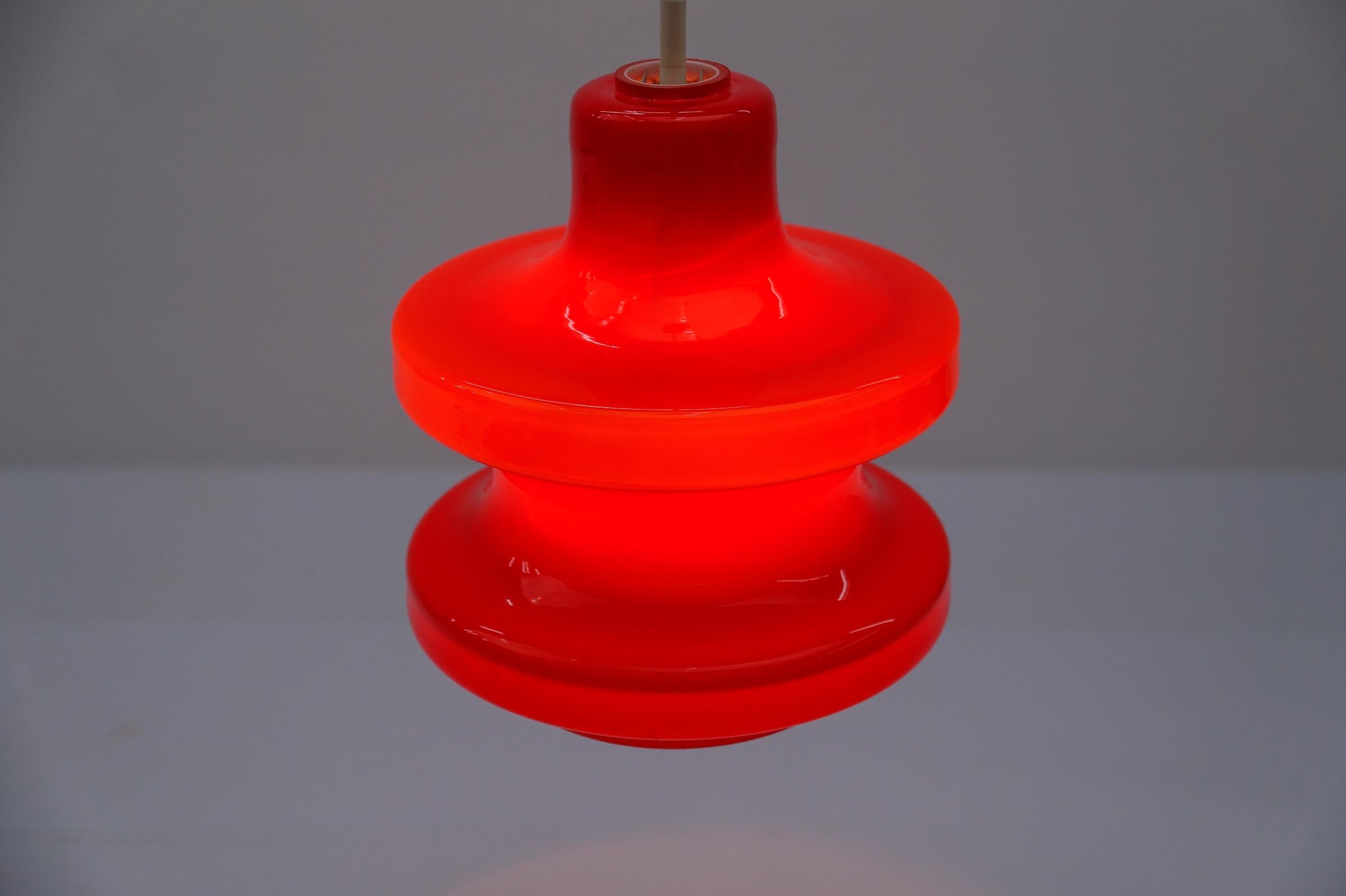 Lampada da soffitto in vetro rosso rossetto di Peill & Putzler, anni '1960 in vendita 4