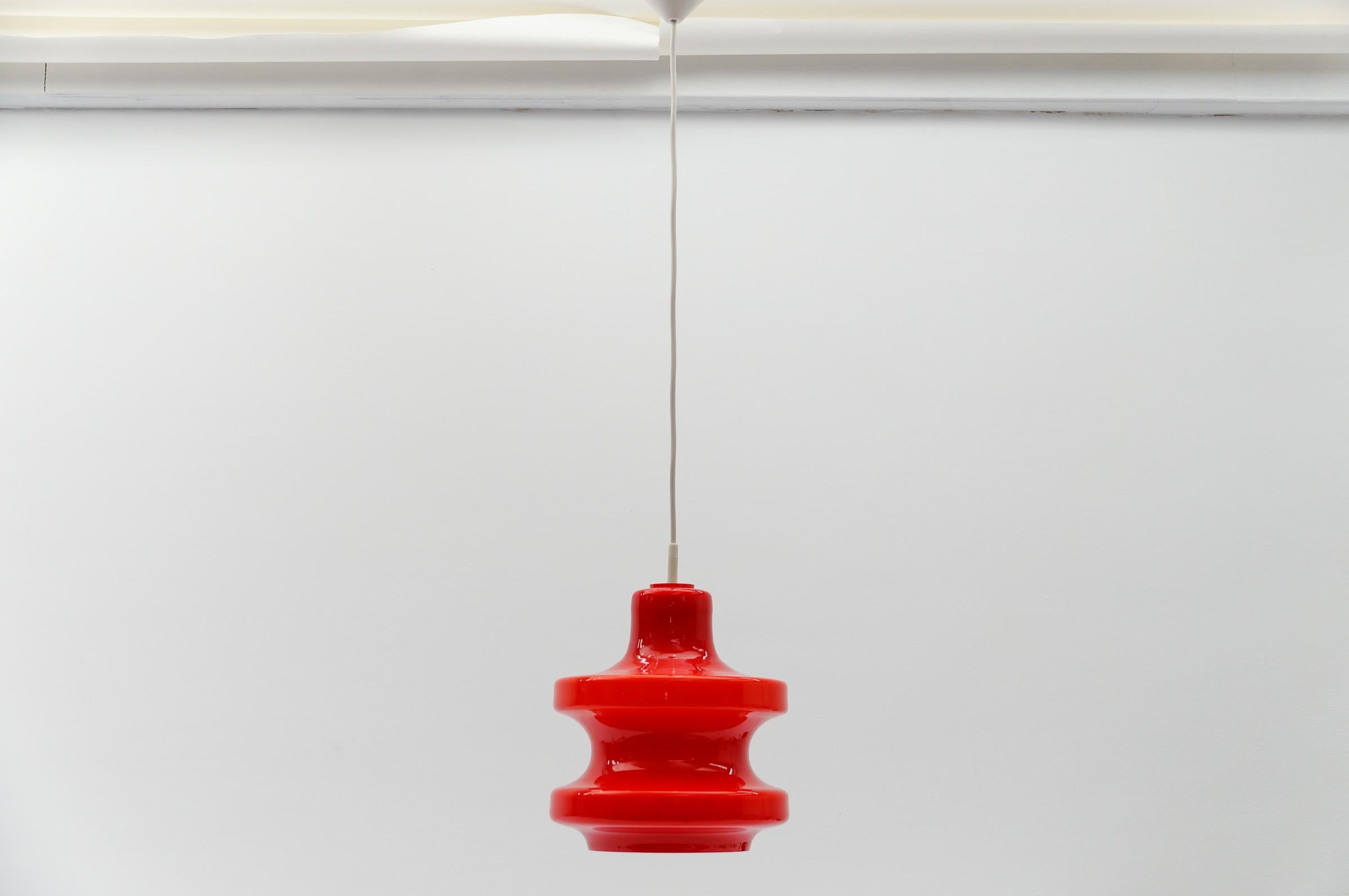Lampada da soffitto in vetro rosso rossetto di Peill & Putzler, anni '1960

La lampada necessita di 1x lampadina a vite E27 / E26 Edison, è cablata, funzionante e funziona sia a 110 che a 230 volt.

Le lampadine non sono incluse.

È possibile