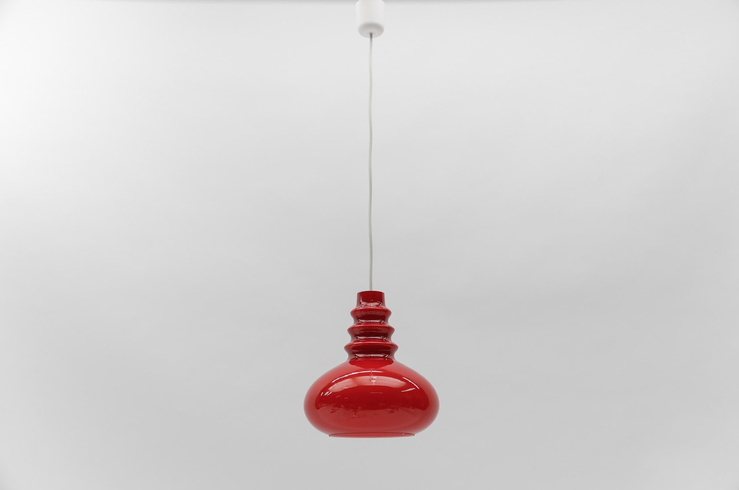 Mid-Century Modern Joli plafonnier en verre rouge-rouge de Peill & Putzler, années 1960 en vente