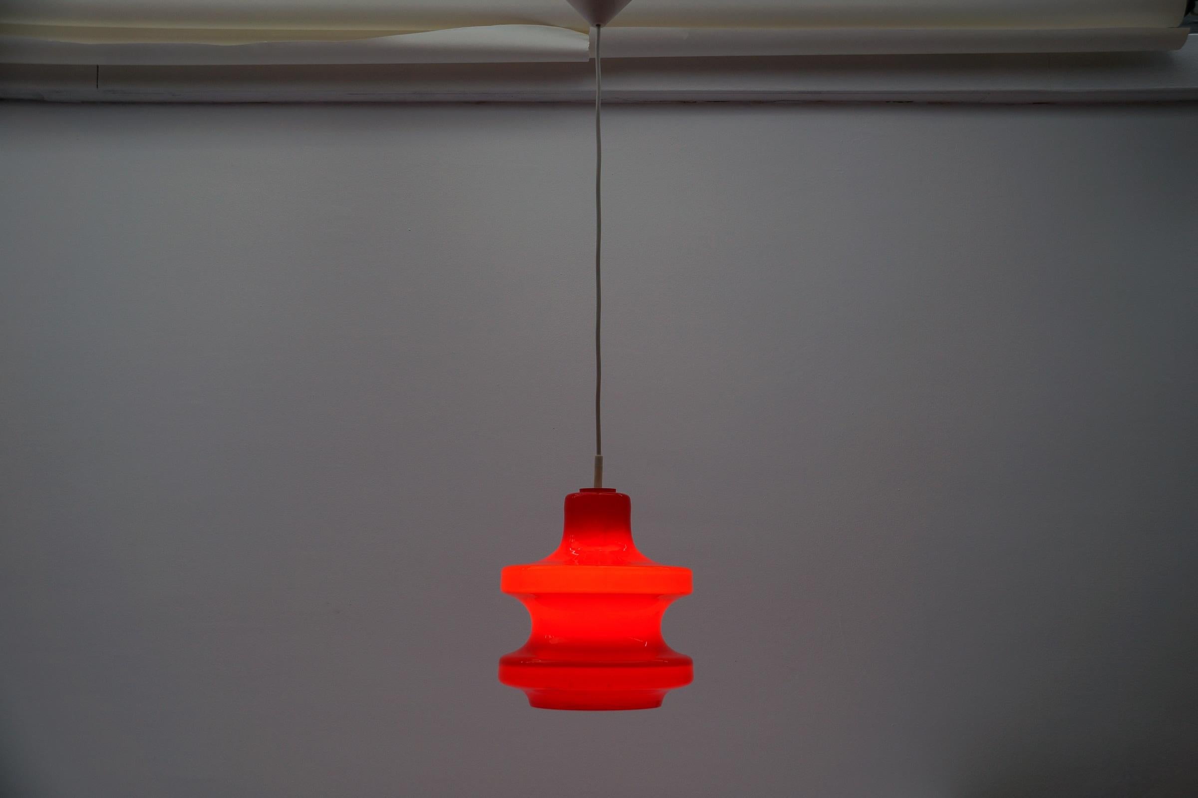 Mid-Century moderno Lampada da soffitto in vetro rosso rossetto di Peill & Putzler, anni '1960 in vendita