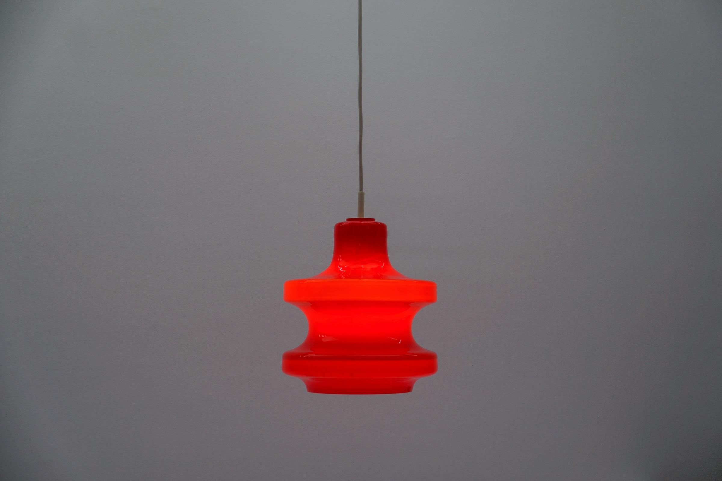 Lampada da soffitto in vetro rosso rossetto di Peill & Putzler, anni '1960 In condizioni buone in vendita a Nürnberg, Bayern
