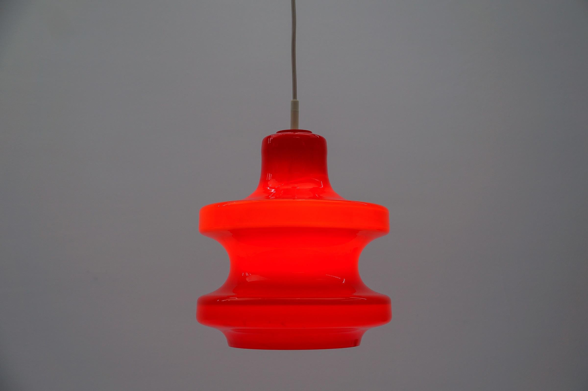 Metà XX secolo Lampada da soffitto in vetro rosso rossetto di Peill & Putzler, anni '1960 in vendita