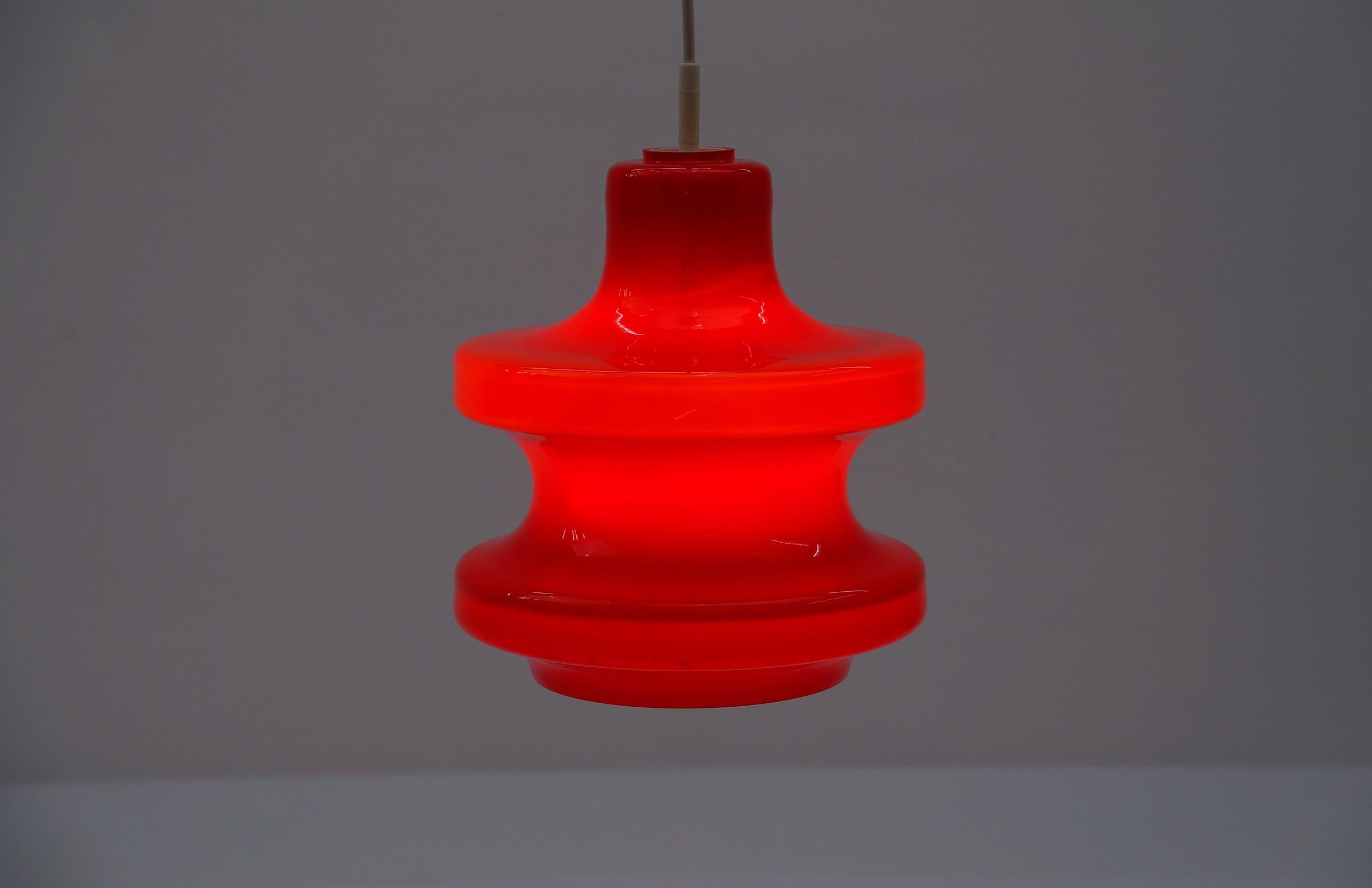 Metallo Lampada da soffitto in vetro rosso rossetto di Peill & Putzler, anni '1960 in vendita