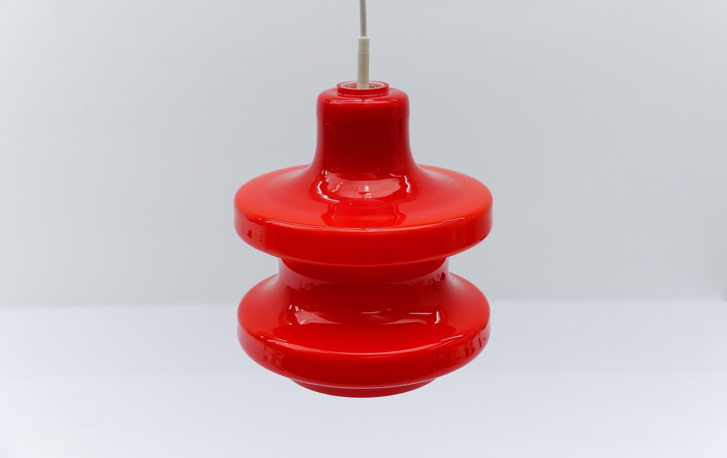 Lampada da soffitto in vetro rosso rossetto di Peill & Putzler, anni '1960 in vendita 1