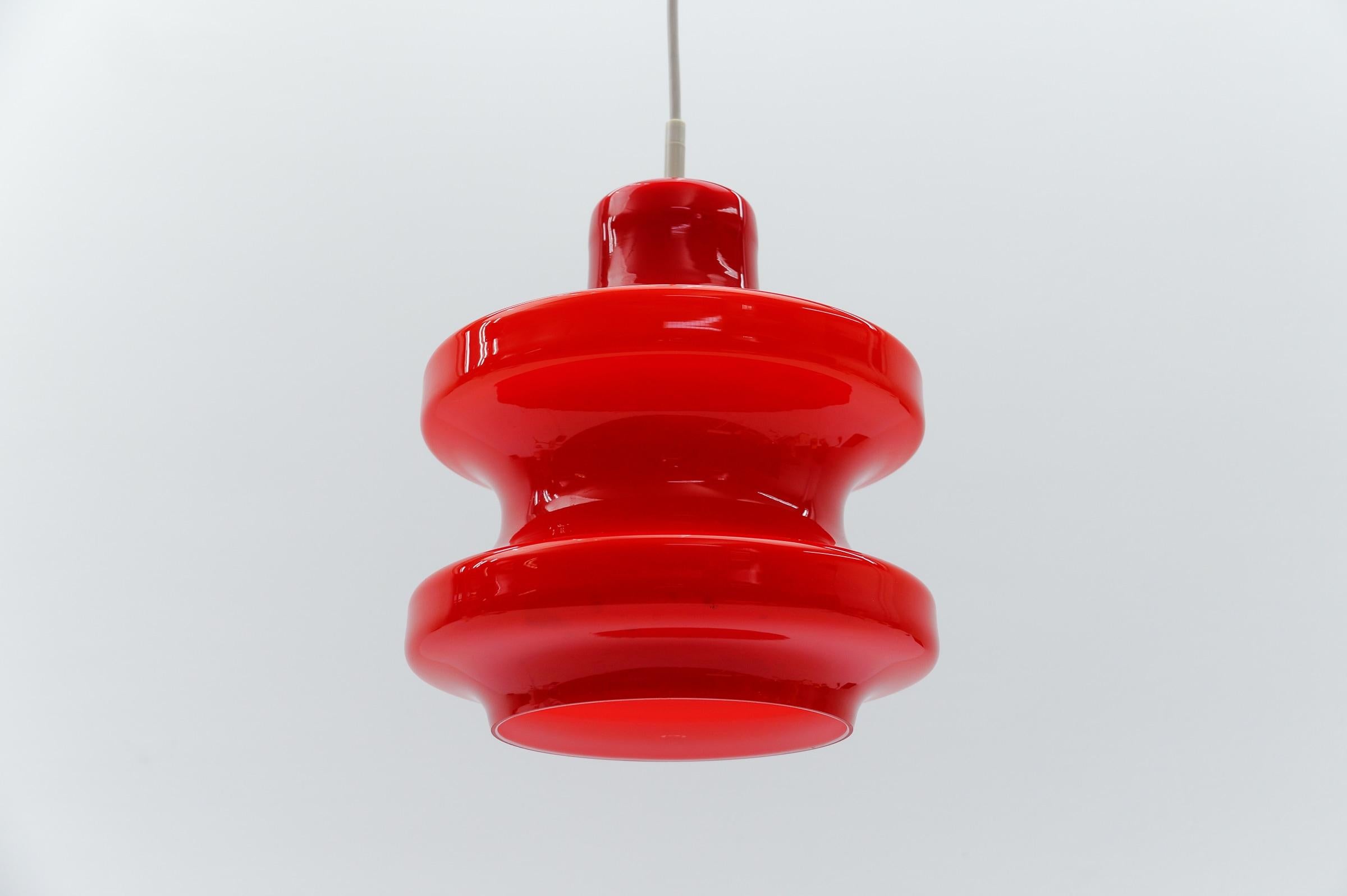 Lampada da soffitto in vetro rosso rossetto di Peill & Putzler, anni '1960 in vendita 2