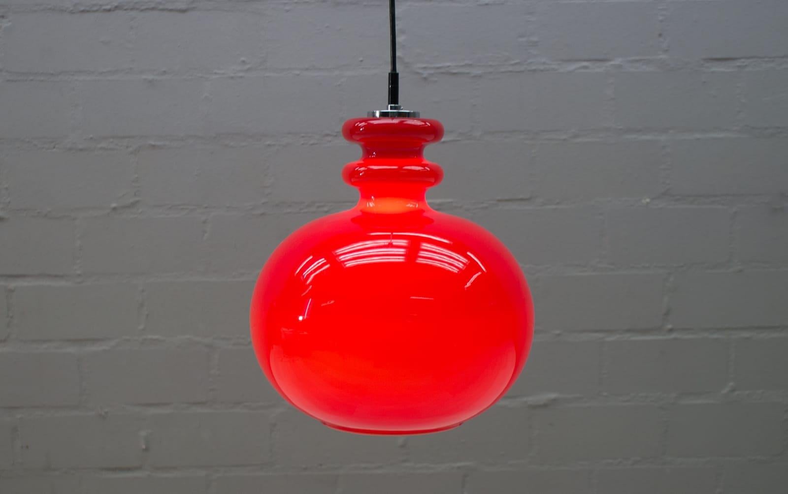 Vintage German pendant lamp in glass by Peill & Putzler. 

The lamp need 1x E27 / E26 Edison screw fit bulb, is wired, in working condition and runs both on 110 / 230 volt.

Light bulbs are not included.

It is possible to install this fixture in