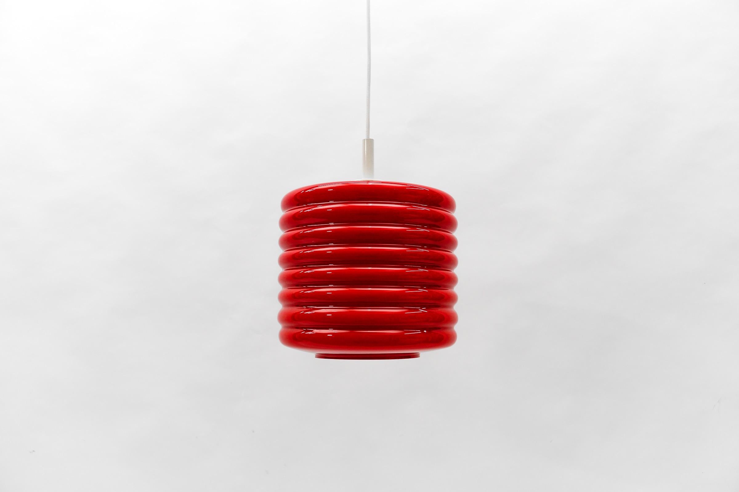 Vintage German pendant lamp in glass by Peill & Putzler. 

The lamp need 1x E27 / E26 Edison screw fit bulb, is wired, in working condition and runs both on 110 / 230 volt.

Light bulbs are not included.

It is possible to install this fixture in