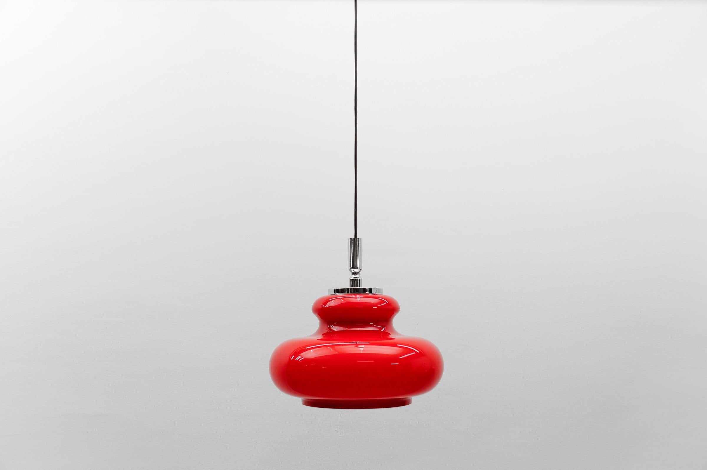 Lampada da soffitto in vetro rosso rossetto di Peill & Putzler, anni '1970

La lampada necessita di 1x lampadina a vite E27 / E26 Edison, è cablata, funzionante e funziona sia a 110 che a 230 volt.

Le lampadine non sono incluse.

È possibile