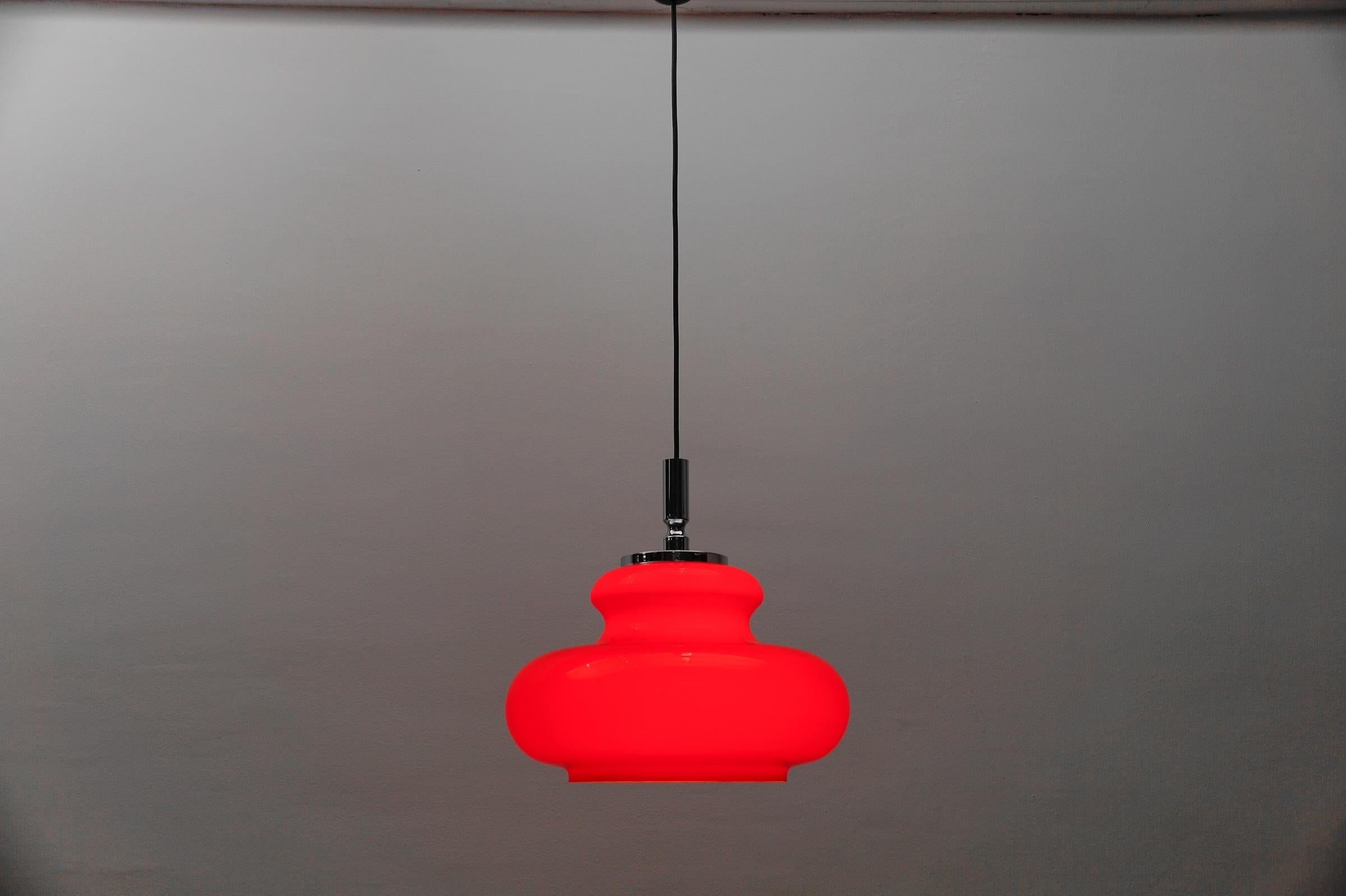 Mid-Century moderno Lampada da soffitto in vetro rosso rossetto di Peill & Putzler, anni '1970 in vendita