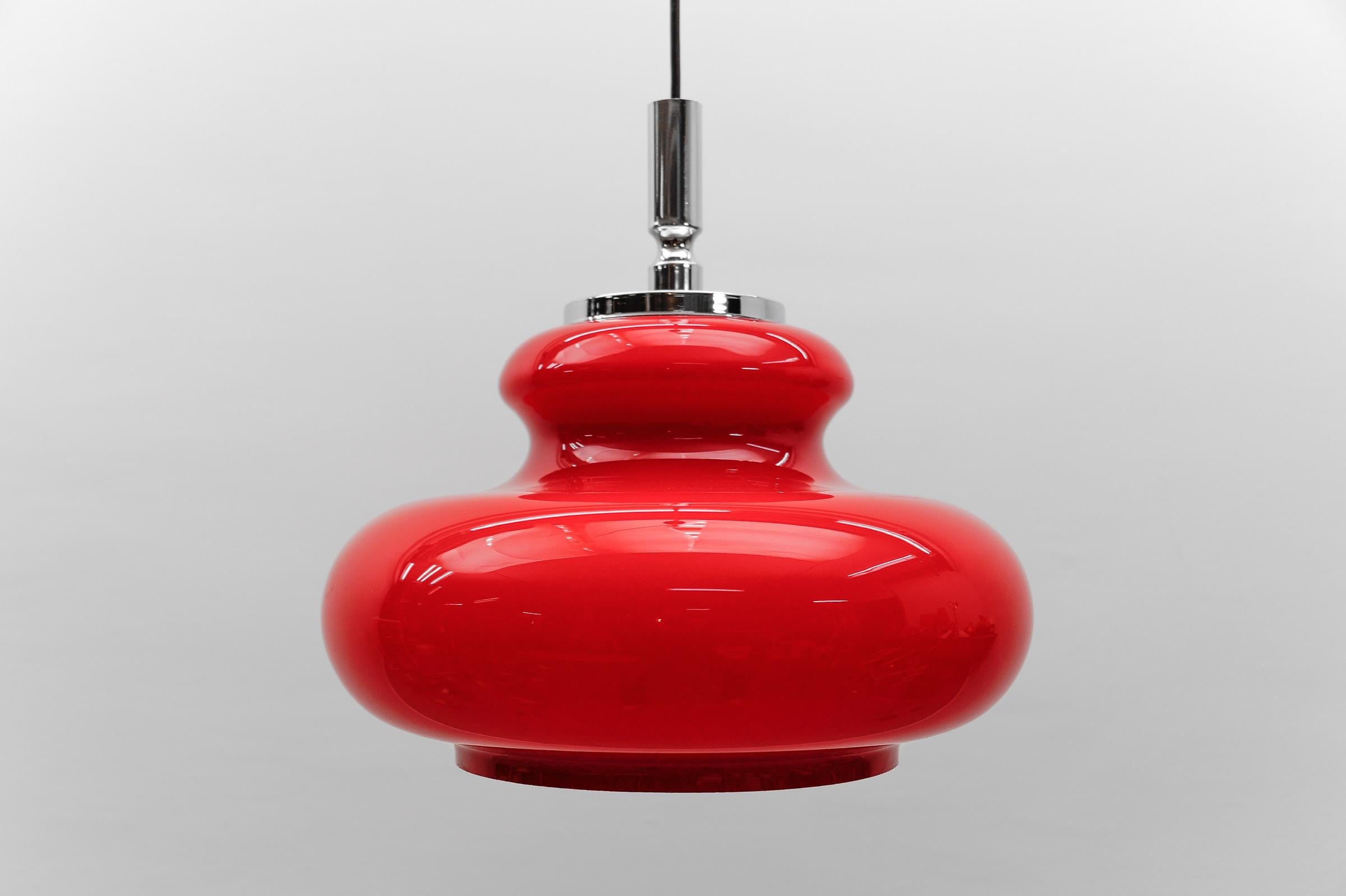 Tedesco Lampada da soffitto in vetro rosso rossetto di Peill & Putzler, anni '1970 in vendita