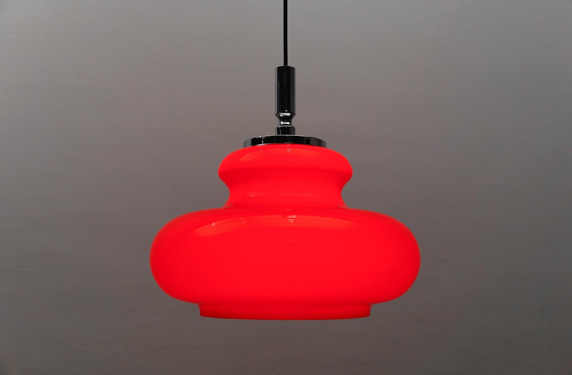 Lampada da soffitto in vetro rosso rossetto di Peill & Putzler, anni '1970 In condizioni buone in vendita a Nürnberg, Bayern