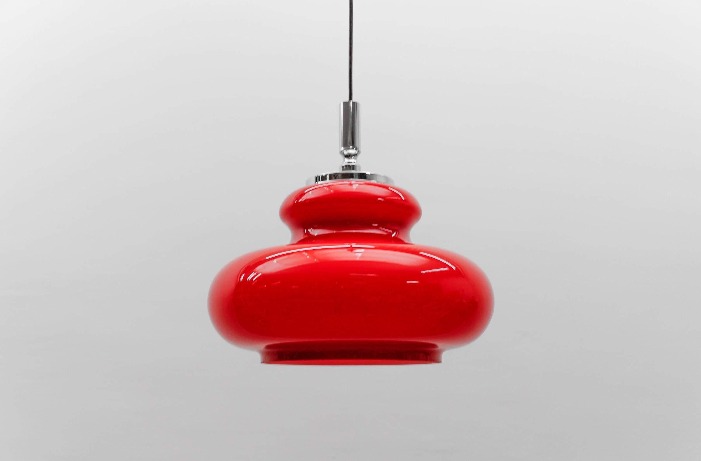 Metà XX secolo Lampada da soffitto in vetro rosso rossetto di Peill & Putzler, anni '1970 in vendita