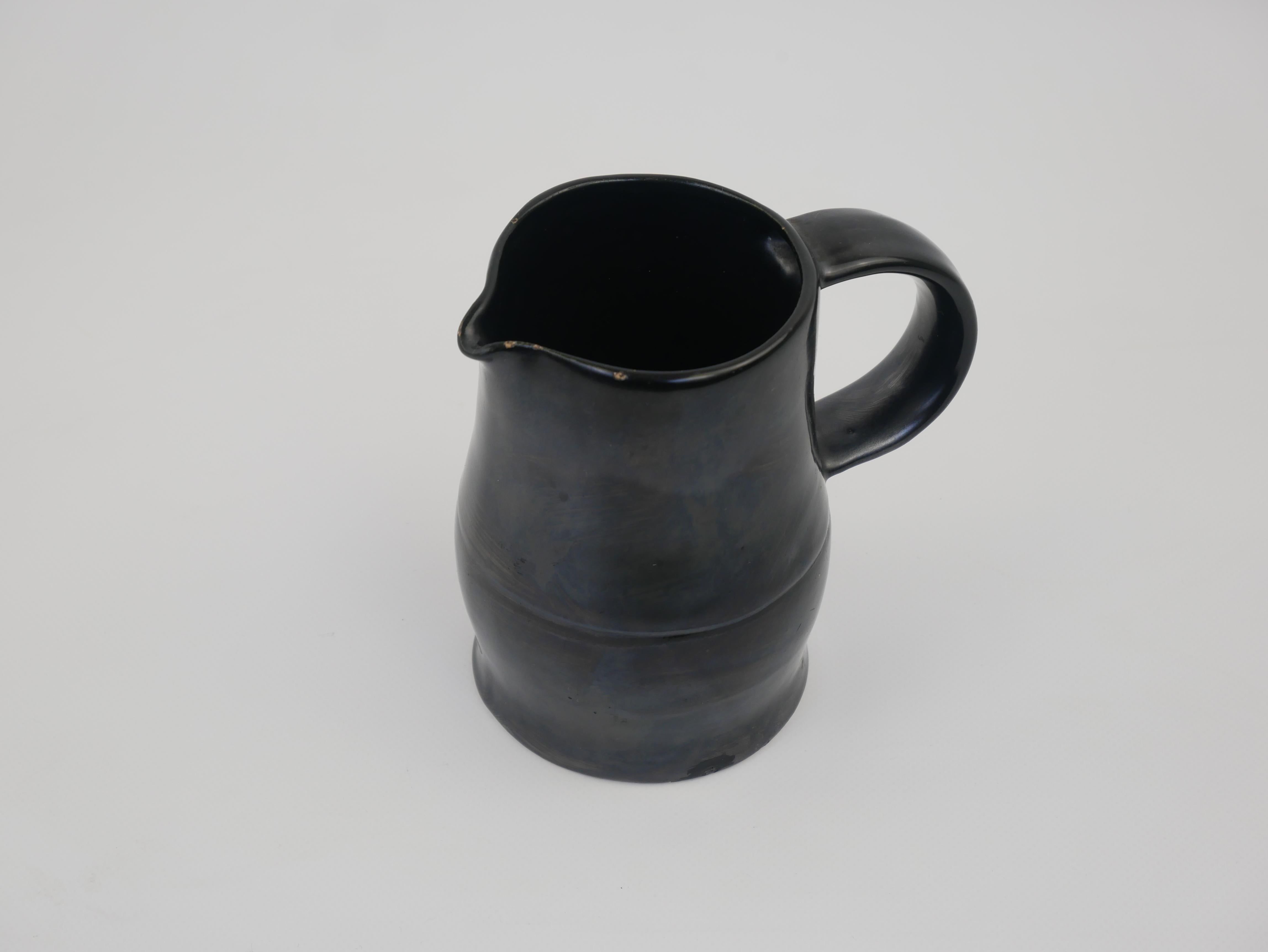 Joli petit pichet en céramique émaillée noire Vallauris circa 1950 en vente 3