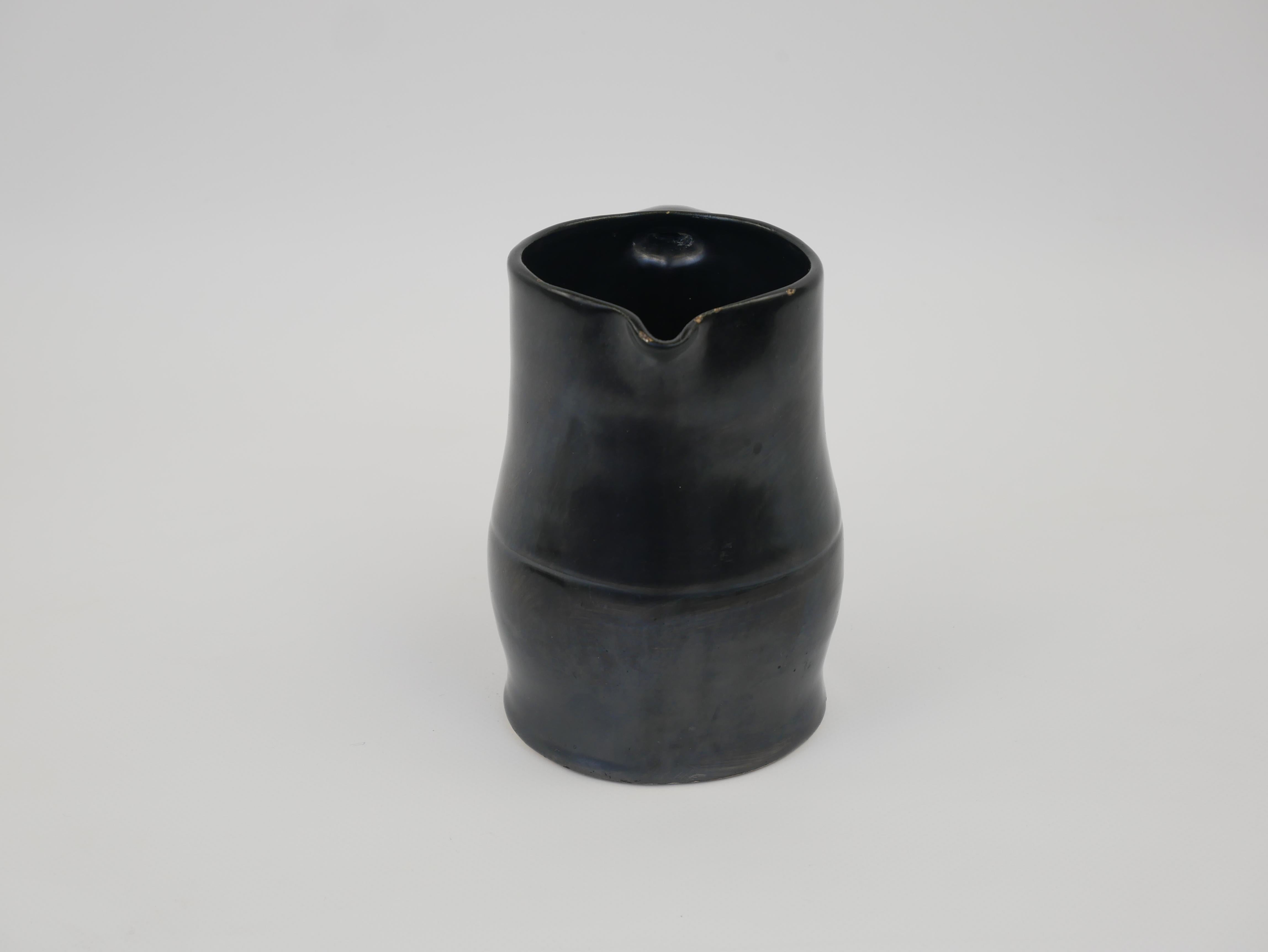 Mid-Century Modern Joli petit pichet en céramique émaillée noire Vallauris circa 1950 en vente