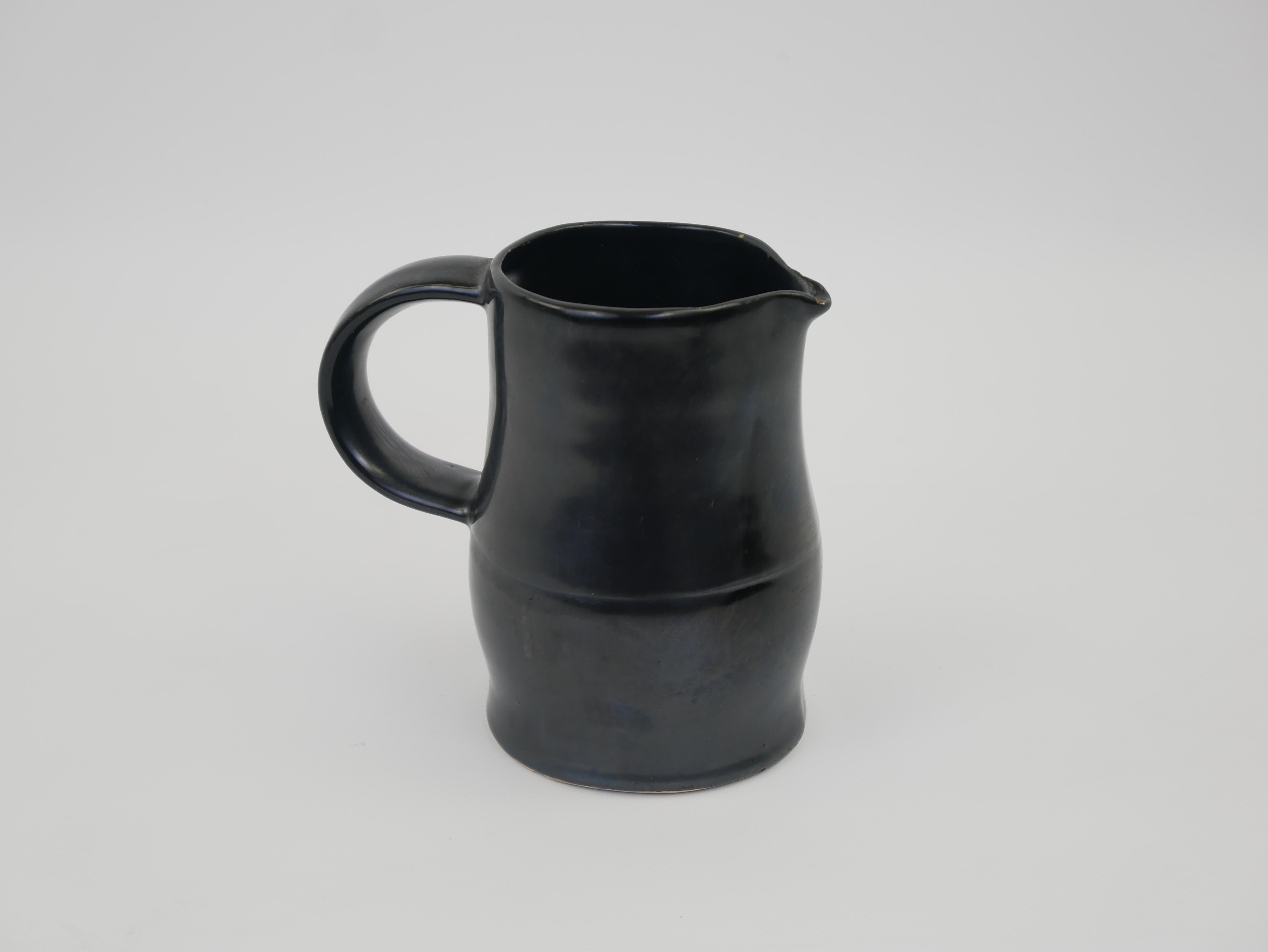 Français Joli petit pichet en céramique émaillée noire Vallauris circa 1950 en vente