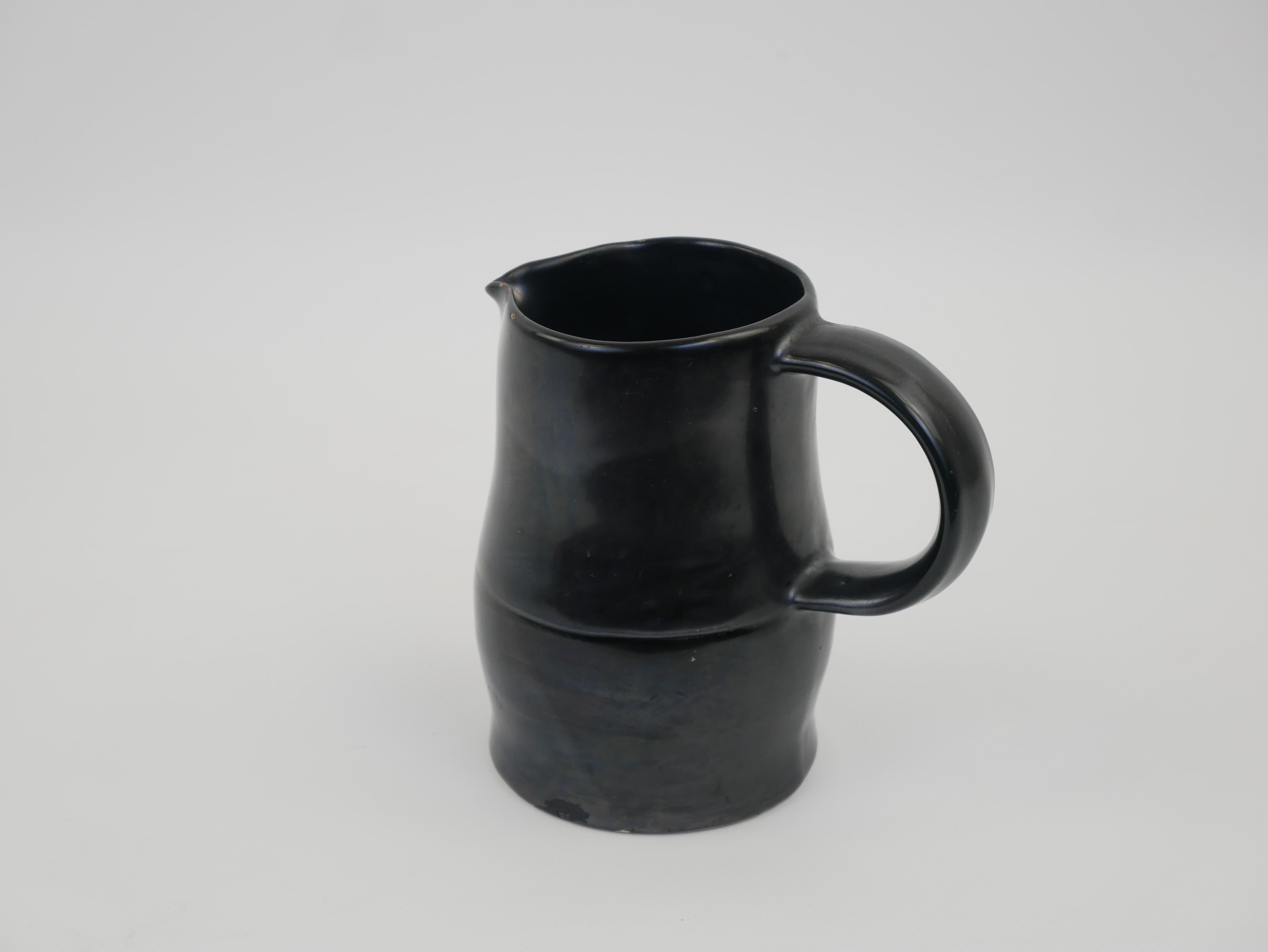 Céramique Joli petit pichet en céramique émaillée noire Vallauris circa 1950 en vente