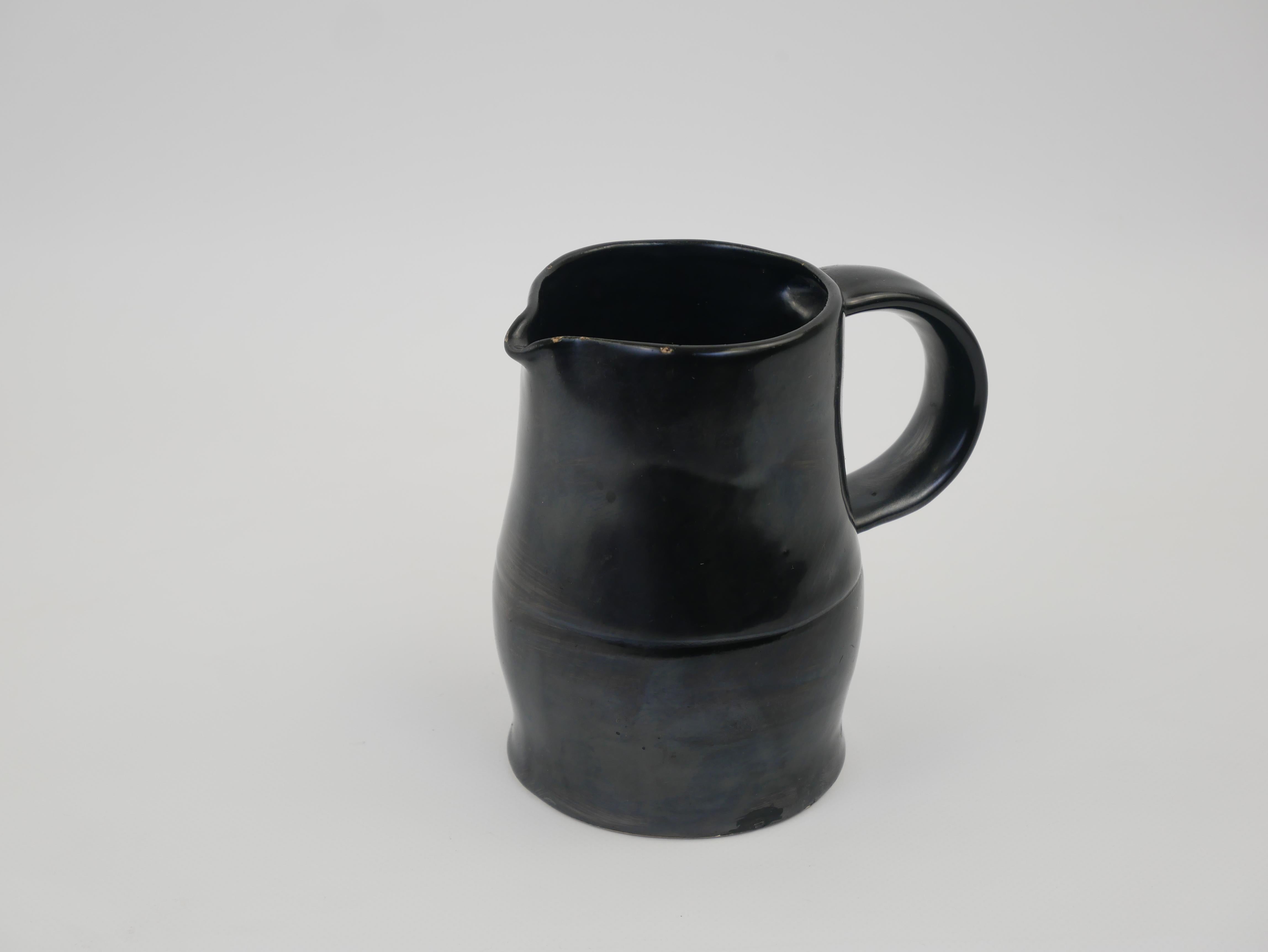 Joli petit pichet en céramique émaillée noire Vallauris circa 1950 en vente 1