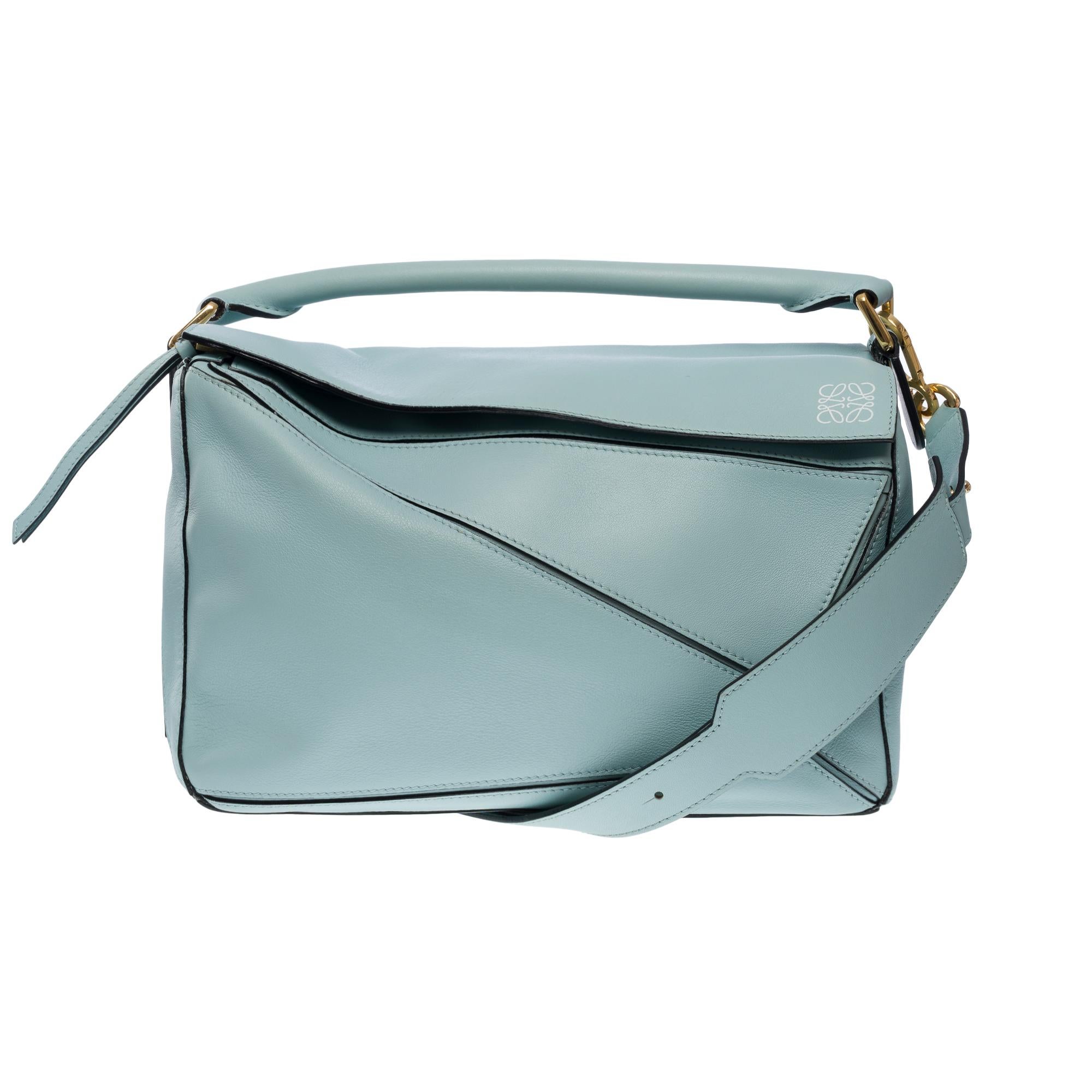 Very​ ​Chic​ ​Loewe​ ​Puzzle​ ​Medium​ ​handbag​ ​in​ ​denim​ ​blue​ ​leather​ ​designed​ ​by​ ​the​ ​artistic​ ​director​ ​of​ ​the​ ​brand​ ​Jonathan​ ​Anderson
Gold-tone​ ​metal​ ​hardware,​ ​simple​ ​blue​ ​leather​ ​handle,​ ​blue​ ​leather​