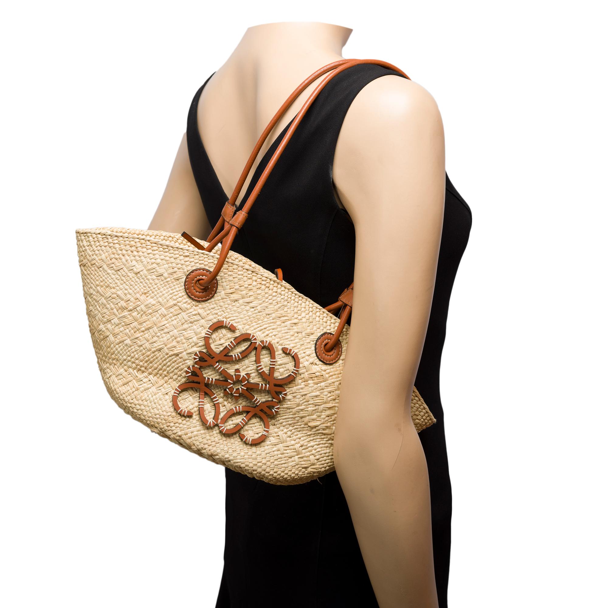 Ravissant Petit panier Anagram de Loewe en osier de palme Iraca et veau marron en vente 8