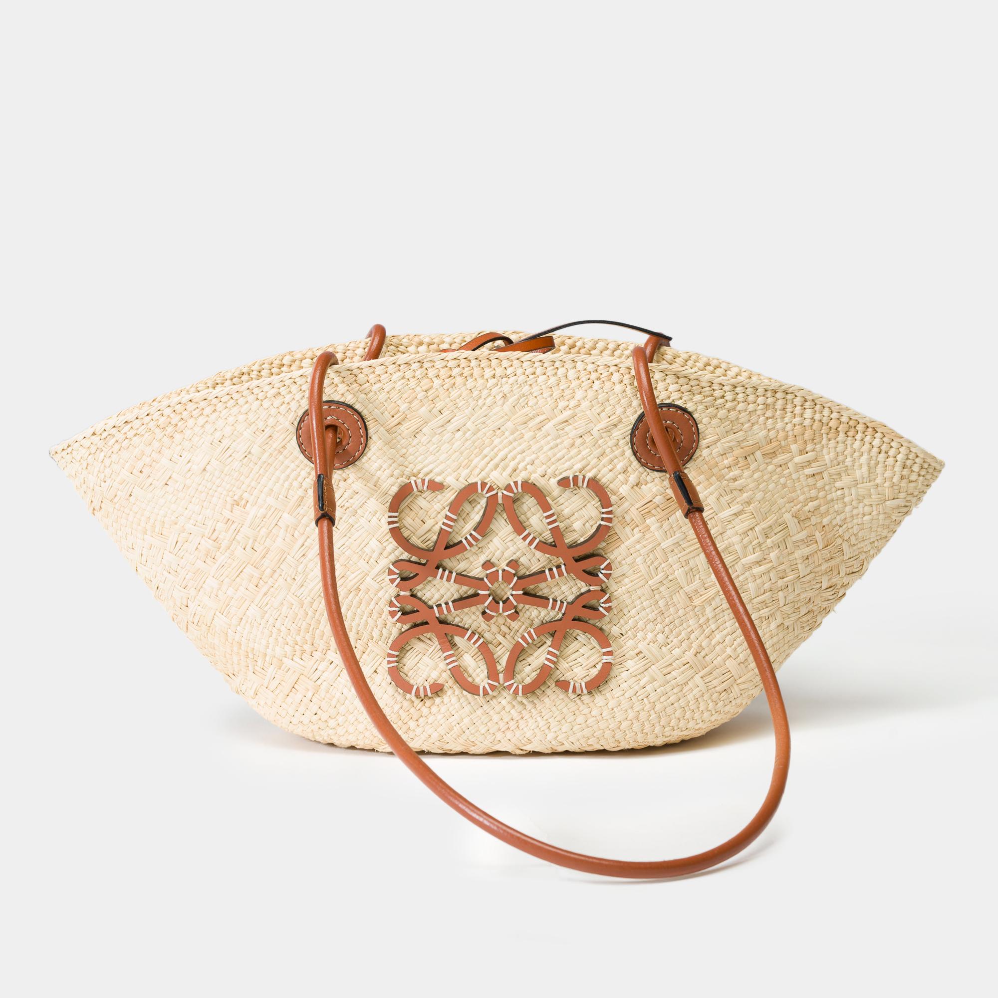 Cette saison, Loewe collabore à nouveau avec Paula's Ibiza, le label le plus cool de l'archipel espagnol, avec un dressing léger et acidulé inspiré des souvenirs d'été de la créatrice britannique. Ce sac à main de type panier en raphia beige