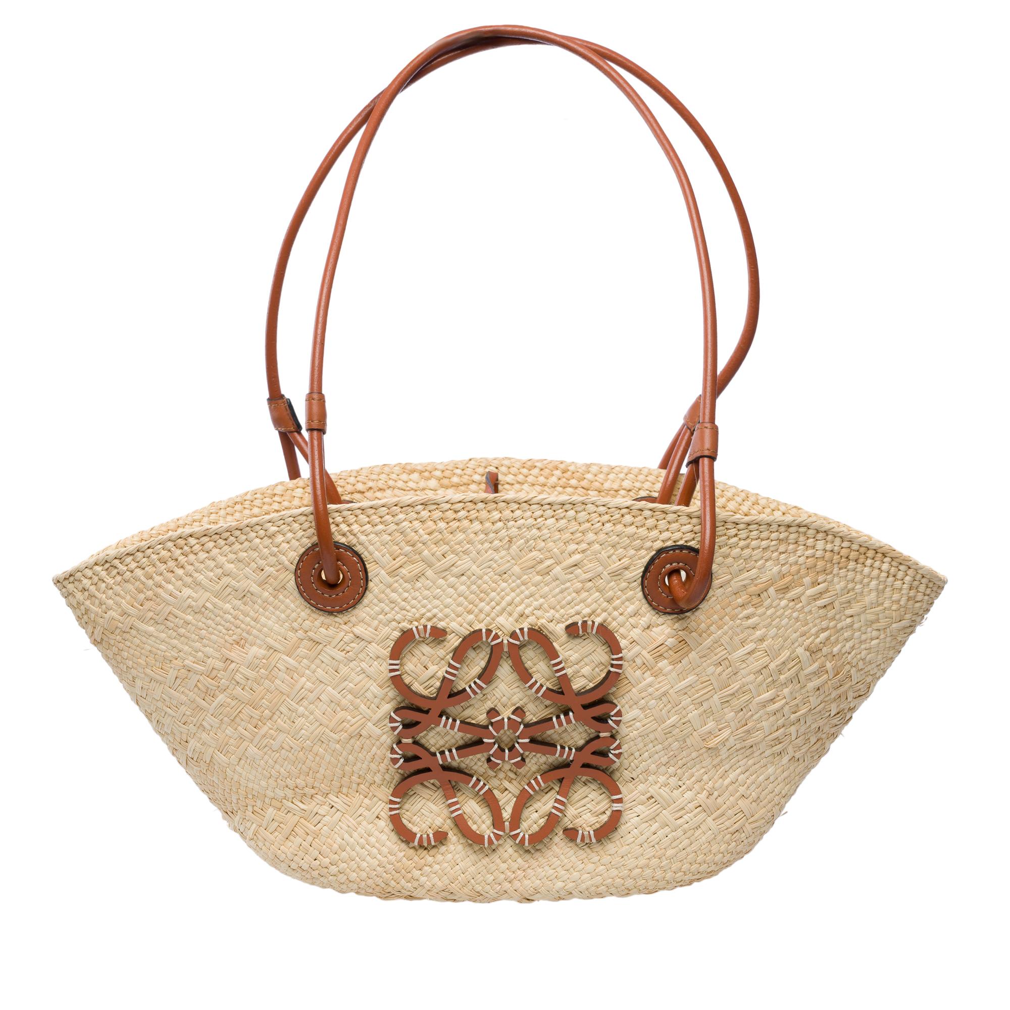 Beige Ravissant Petit panier Anagram de Loewe en osier de palme Iraca et veau marron en vente
