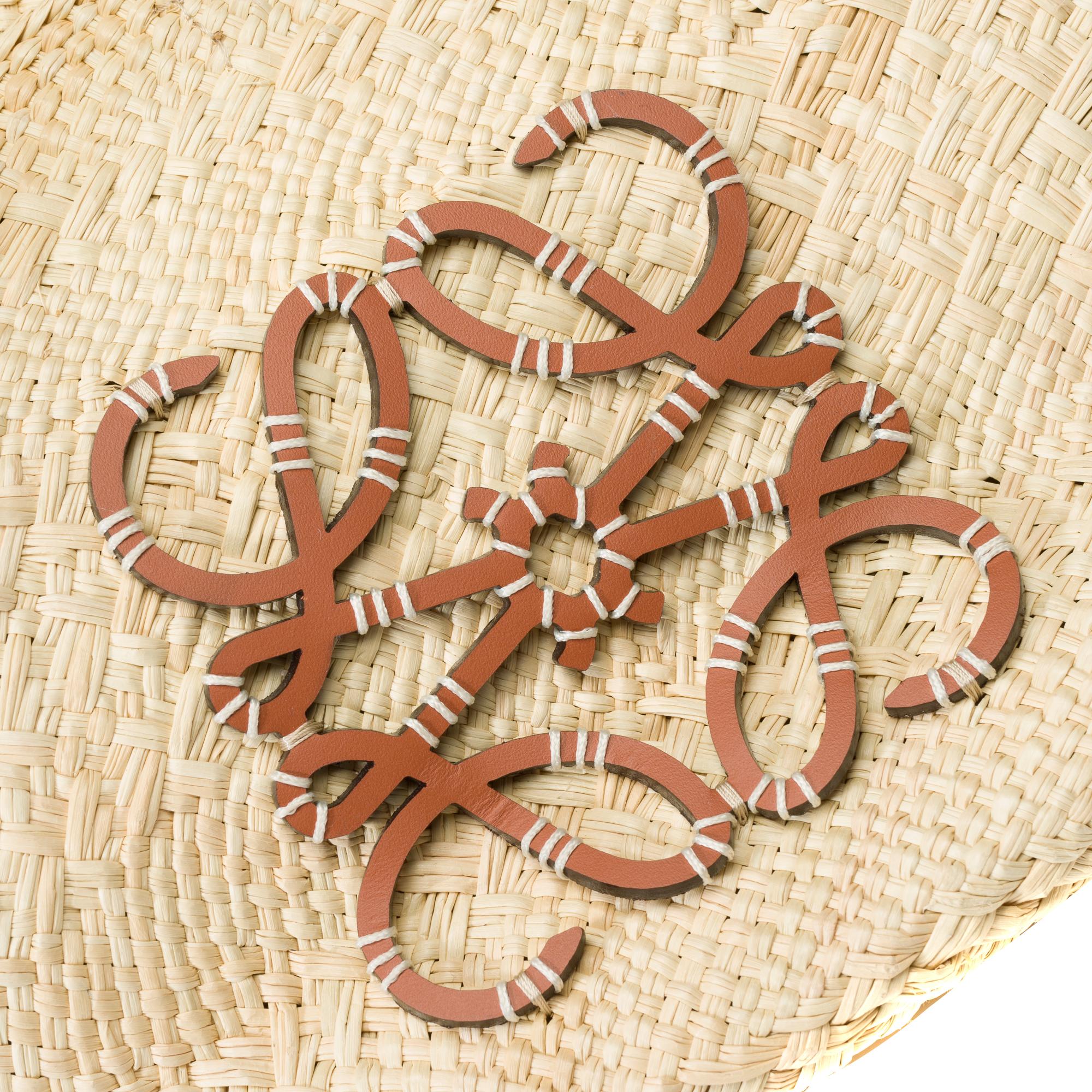 Ravissant Petit panier Anagram de Loewe en osier de palme Iraca et veau marron en vente 2