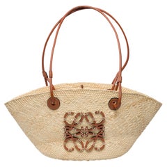 Ravissant Petit panier Anagram de Loewe en osier de palme Iraca et veau marron