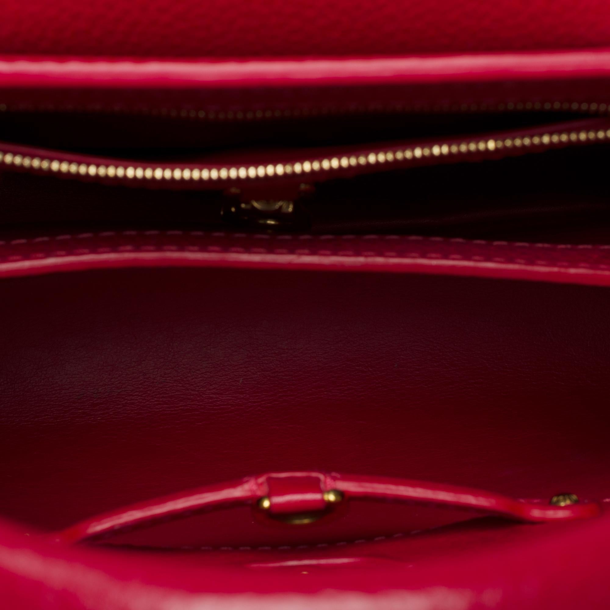 Ravissante bandoulière de sac à main Louis Vuitton Capucines BB en cuir rouge écarlate, GHW en vente 3