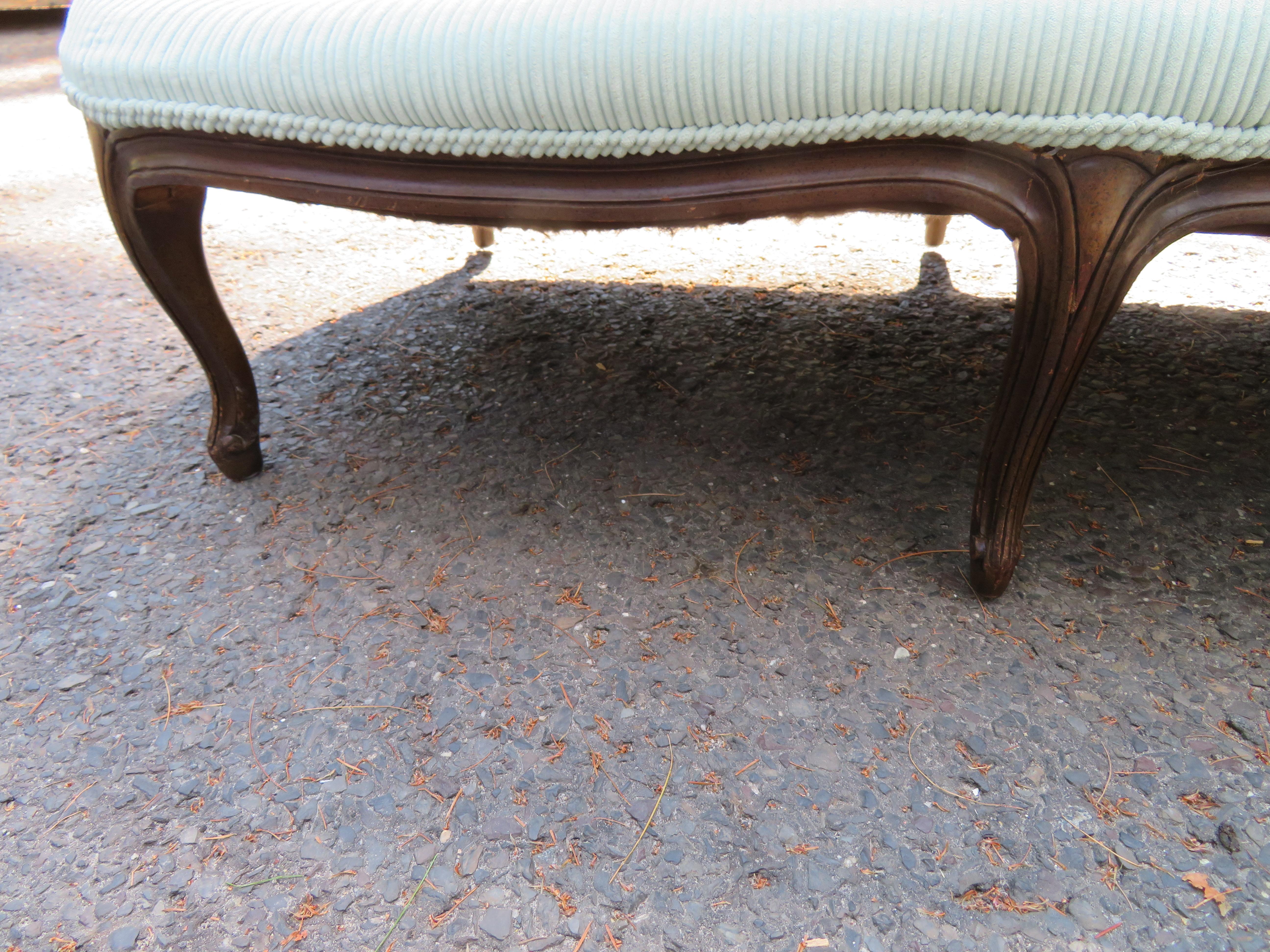 Lovely Louis XIV Style Chaise Lounge In Good Condition For Sale In Pemberton, NJ
