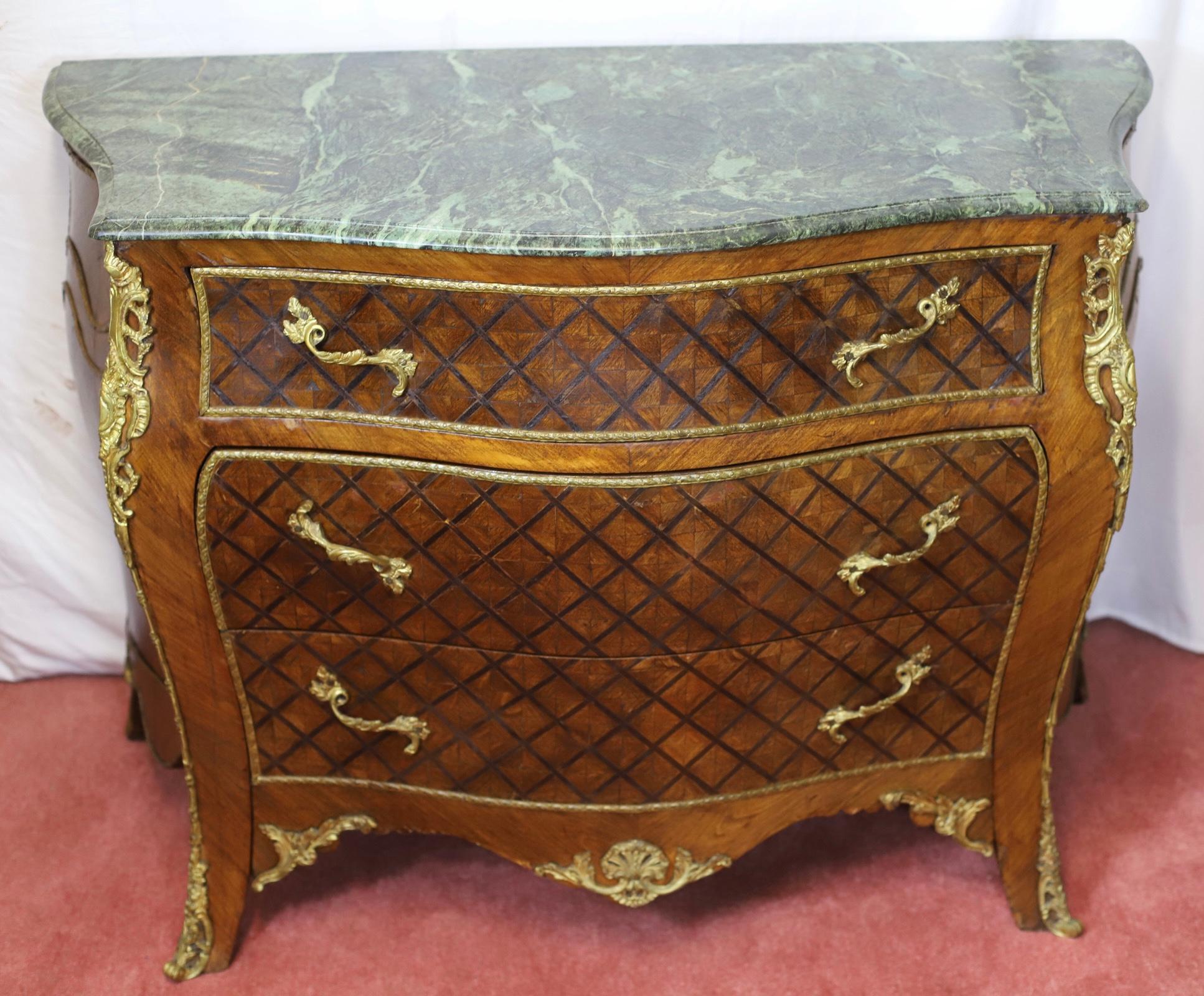 We delight to offer fir sale this stunning 1960 period Louis XV style chest of three drawers with brass handles and gilded brass ornaments and beautiful marble top , in good condition !
Don't hesitate to contact me if you have any questions.
Please