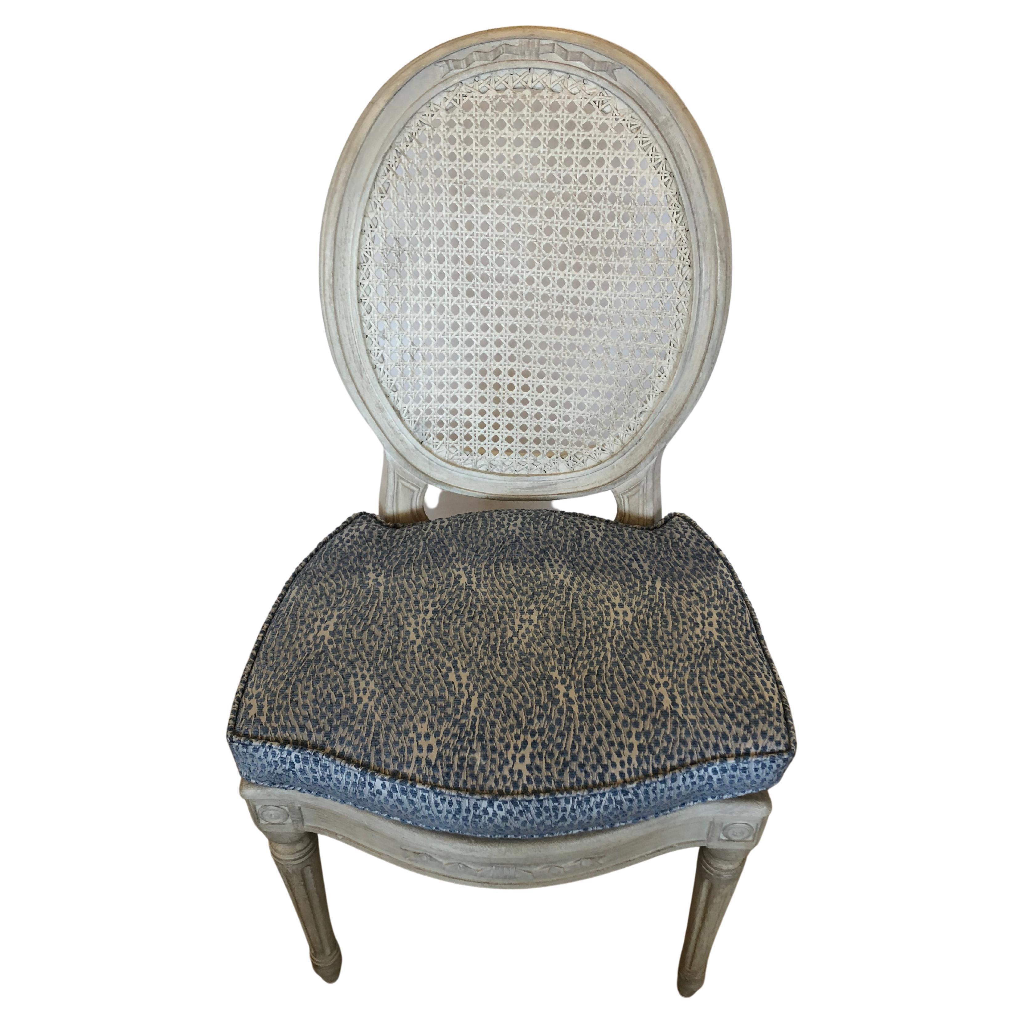 Ravissante chaise d'appoint française vintage de style Louis XVI peinte et cannée