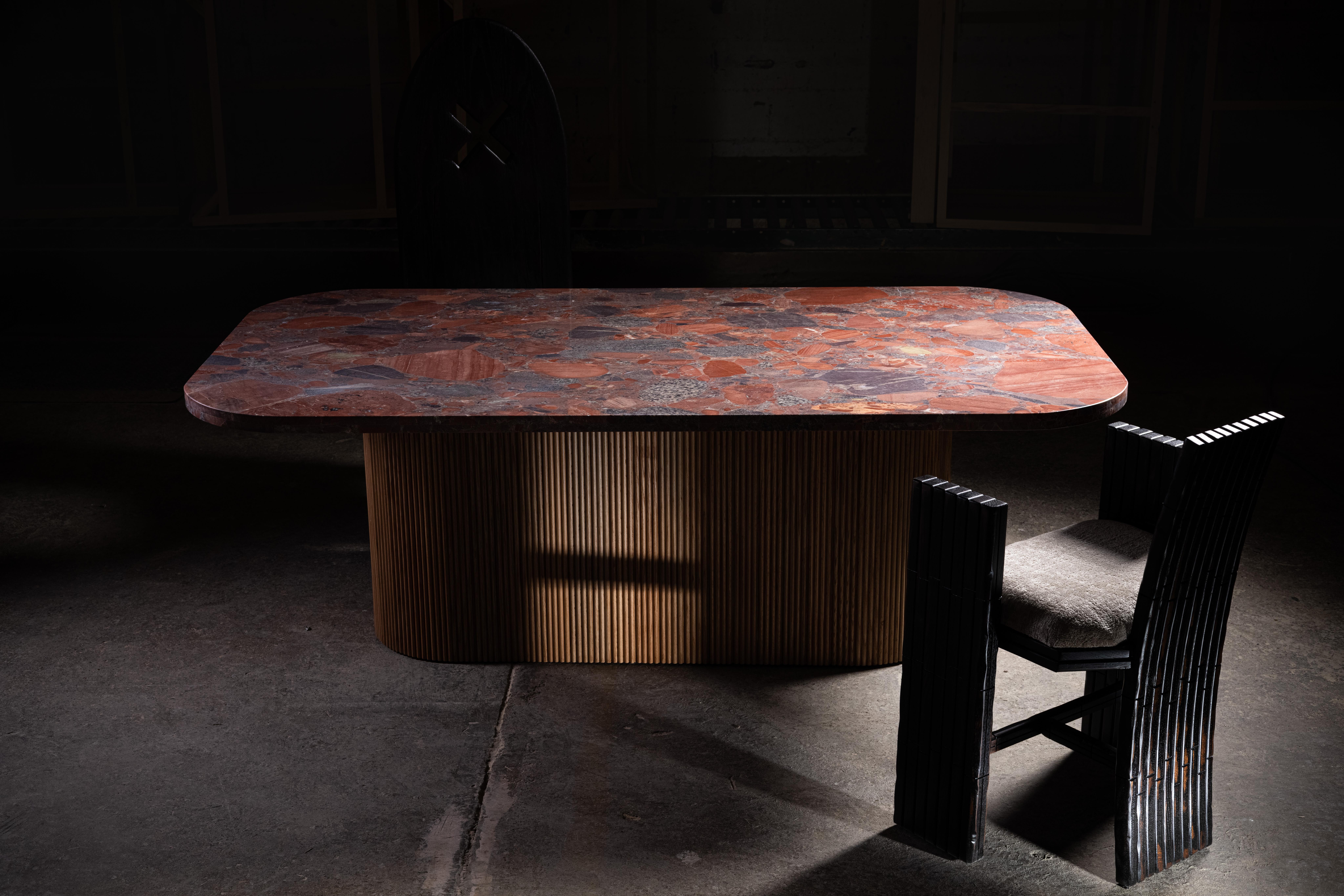 Moderne Jolie et élégante table de salle à manger en granit rouge avec base en chêne cannelé en vente