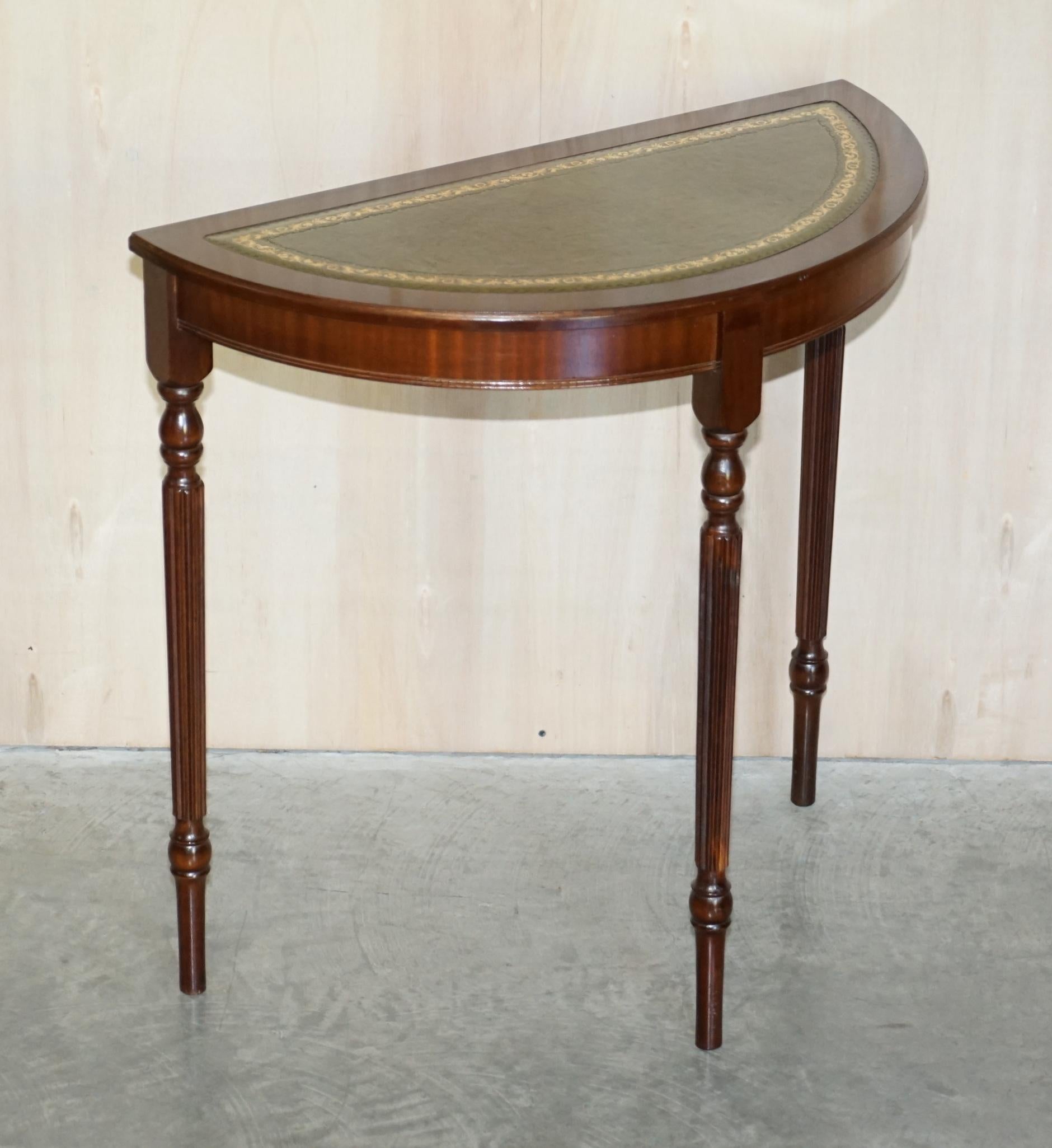 We are delighted to offer for sale this lovely vintage half moon mahogany with green leather top demi lune console table

A good looking well made and decorative table, it has a nice vintage patina to it and works well in any setting

We have