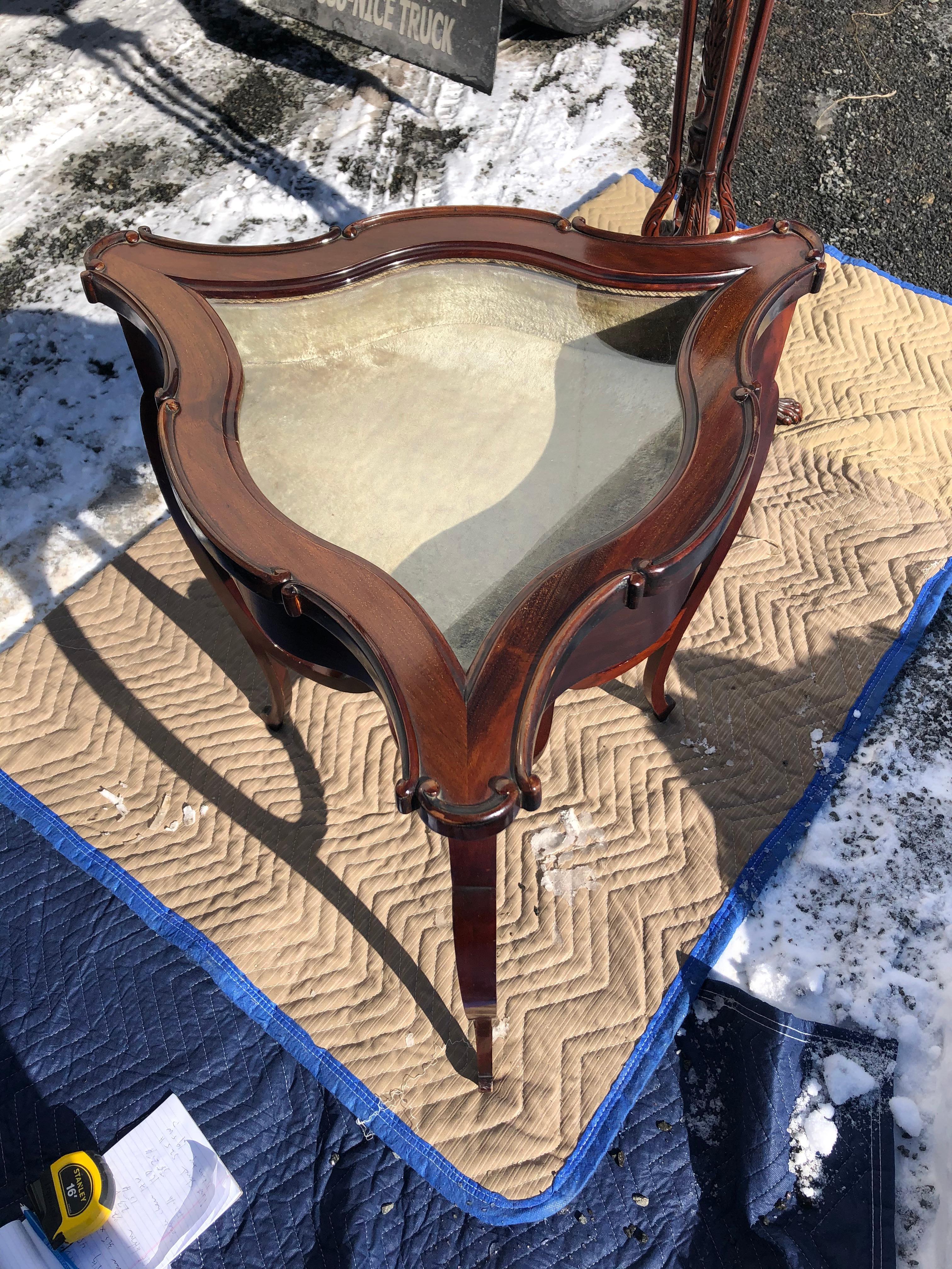 Dreieckiger Vitrinentisch aus Mahagoni und Glas, wunderschön im Zustand „Gut“ im Angebot in Hopewell, NJ