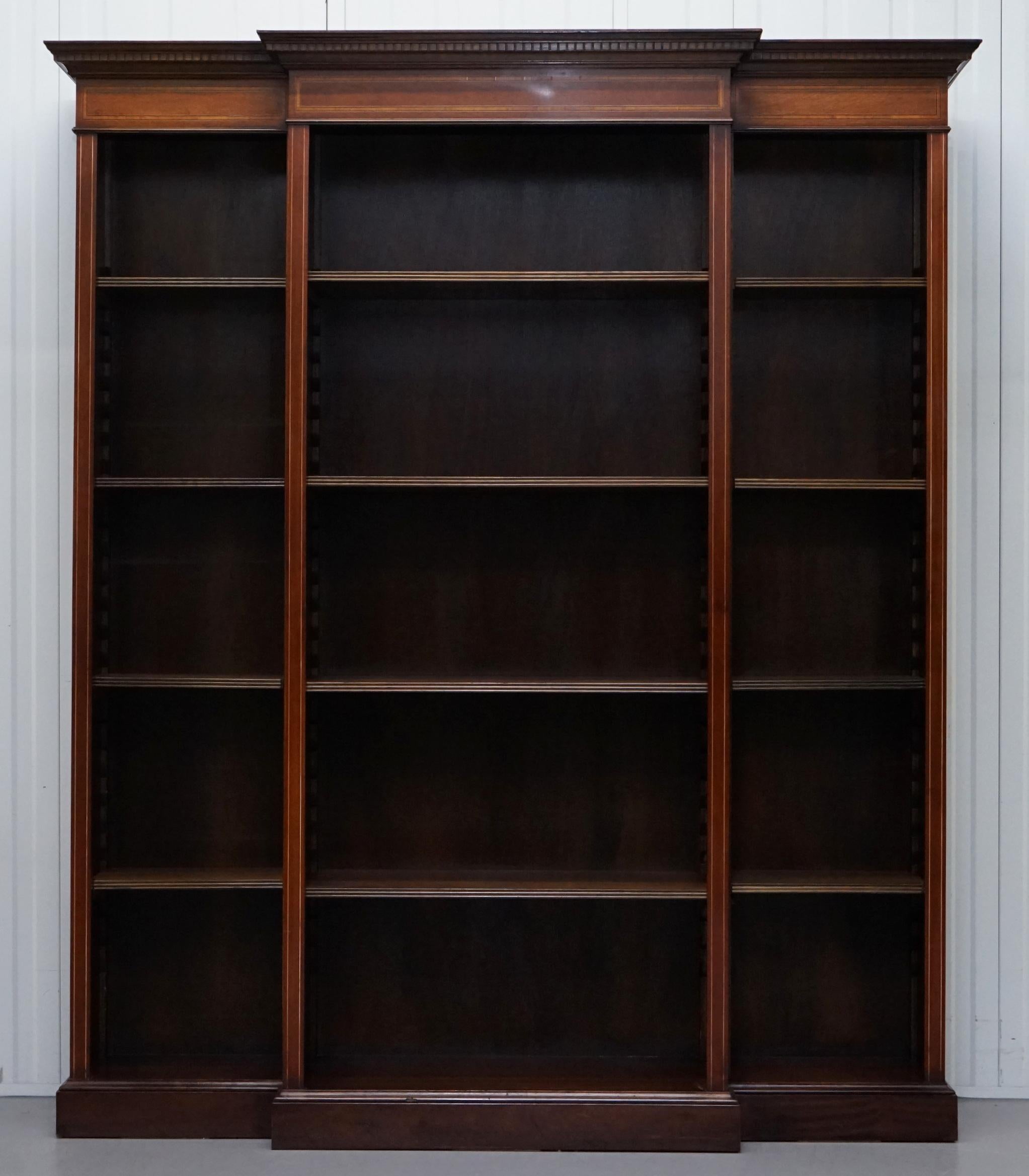 We are delighted to offer for sale this lovely vintage mahogany library breakfront bookcase

A good looking and functional piece, all the shelves are removable and height adjustable

We have deep cleaned hand condition waxed and hand polished it