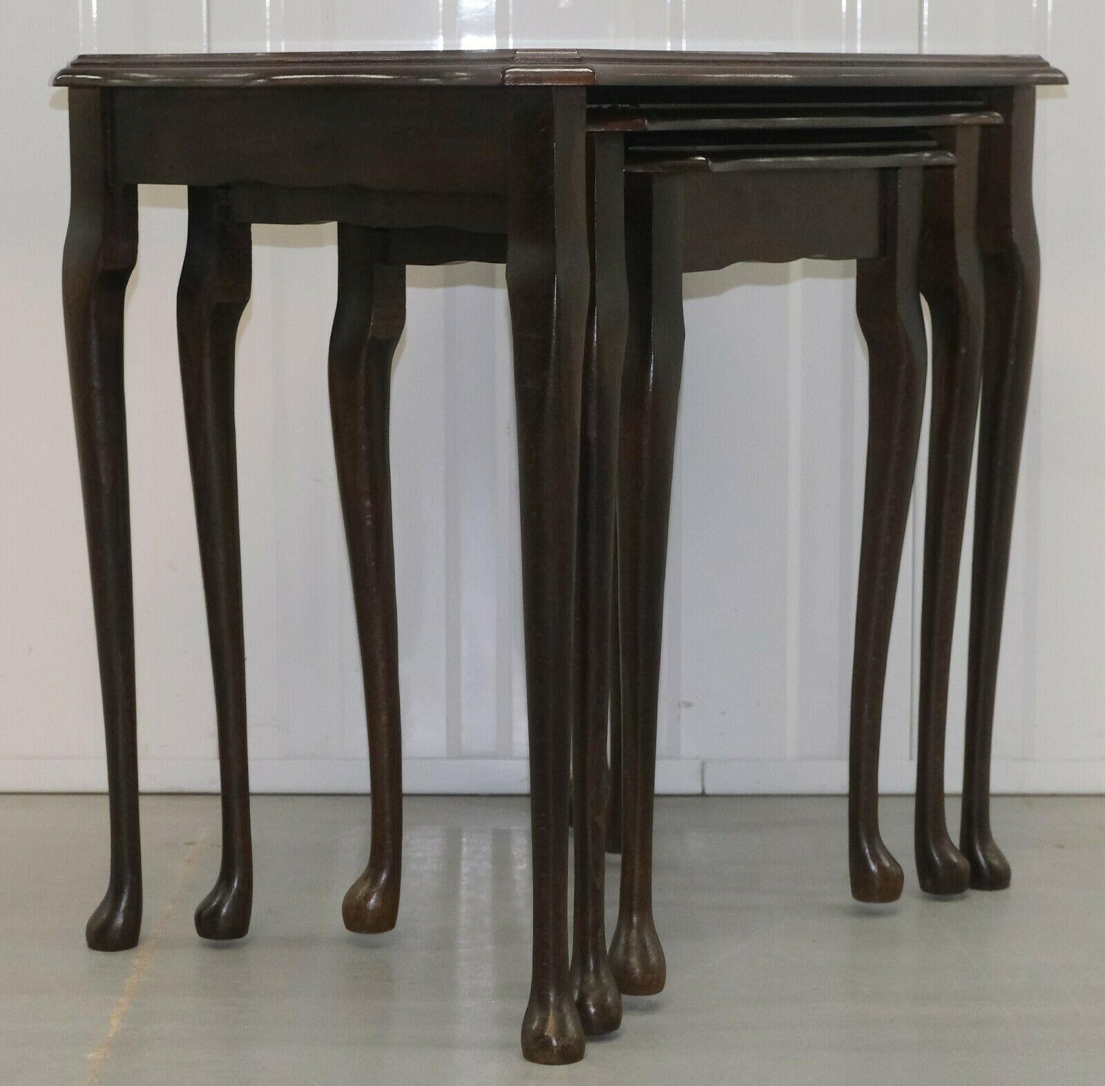 Grazioso nido di tavoli in legno massiccio marrone con gambe a cabriola In condizioni buone in vendita a West Sussex, Pulborough