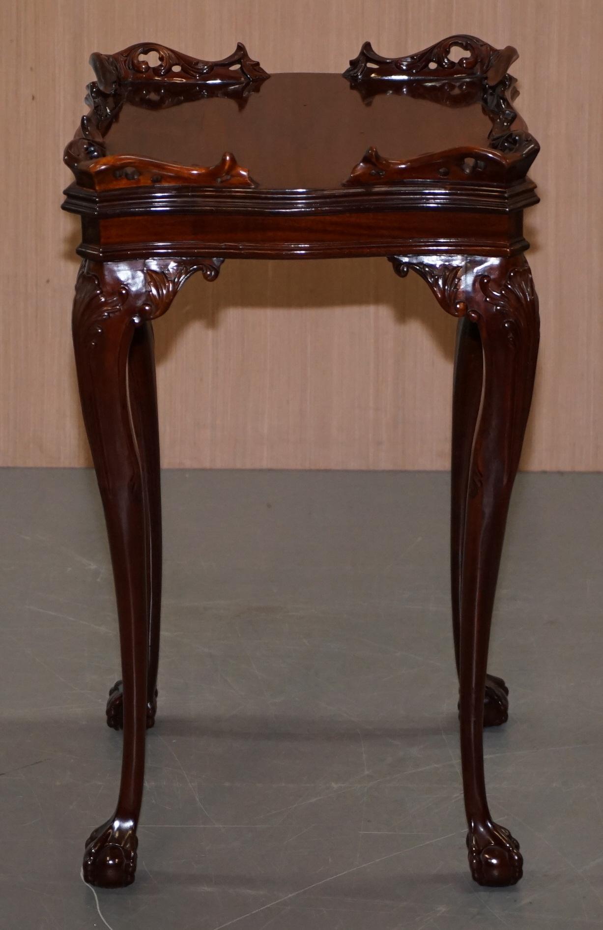 We are delighted to offer for sale this lovely solid mahogany with claw and ball feet jardinière stand

A good looking and decorative piece in near perfect condition, ideally suited to seat a bust or statue of some sort

It has been cleaned