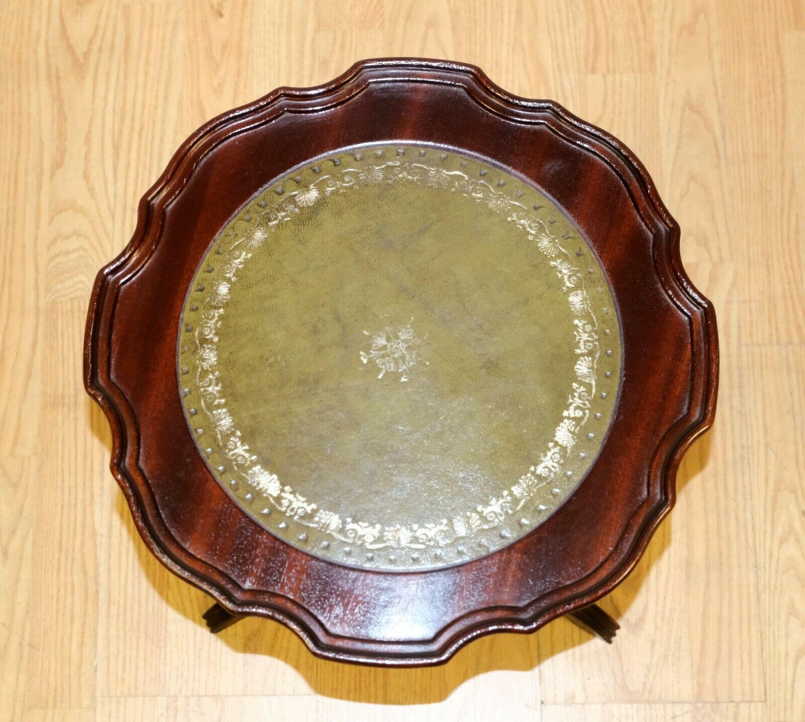 We are delighted to offer for sale this lovely antique tripod Mahogany pie crust side/wine table.

This attractive and versatile side table has a nice green leather colour and gold tooling all around. It would fit into any room as it doesn't take