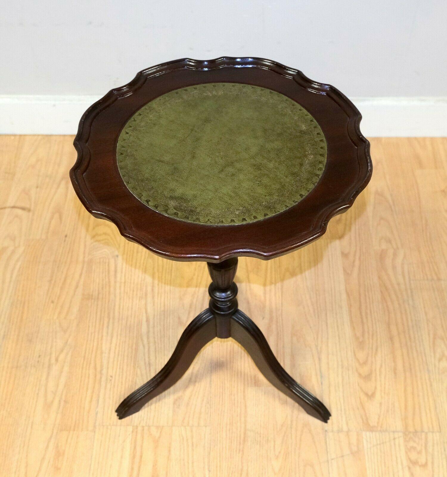 Lovely Hardwood Green Top & Gold Tooling Tripod Pie Crust Edge Side/Wine Table In Good Condition For Sale In West Sussex, Pulborough