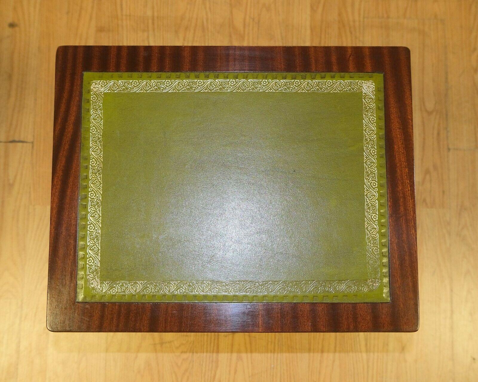Schöne Hartholz-Tischgruppe mit grüner Lederplatte und seitlichen Stützen in Harfenform im Angebot 5