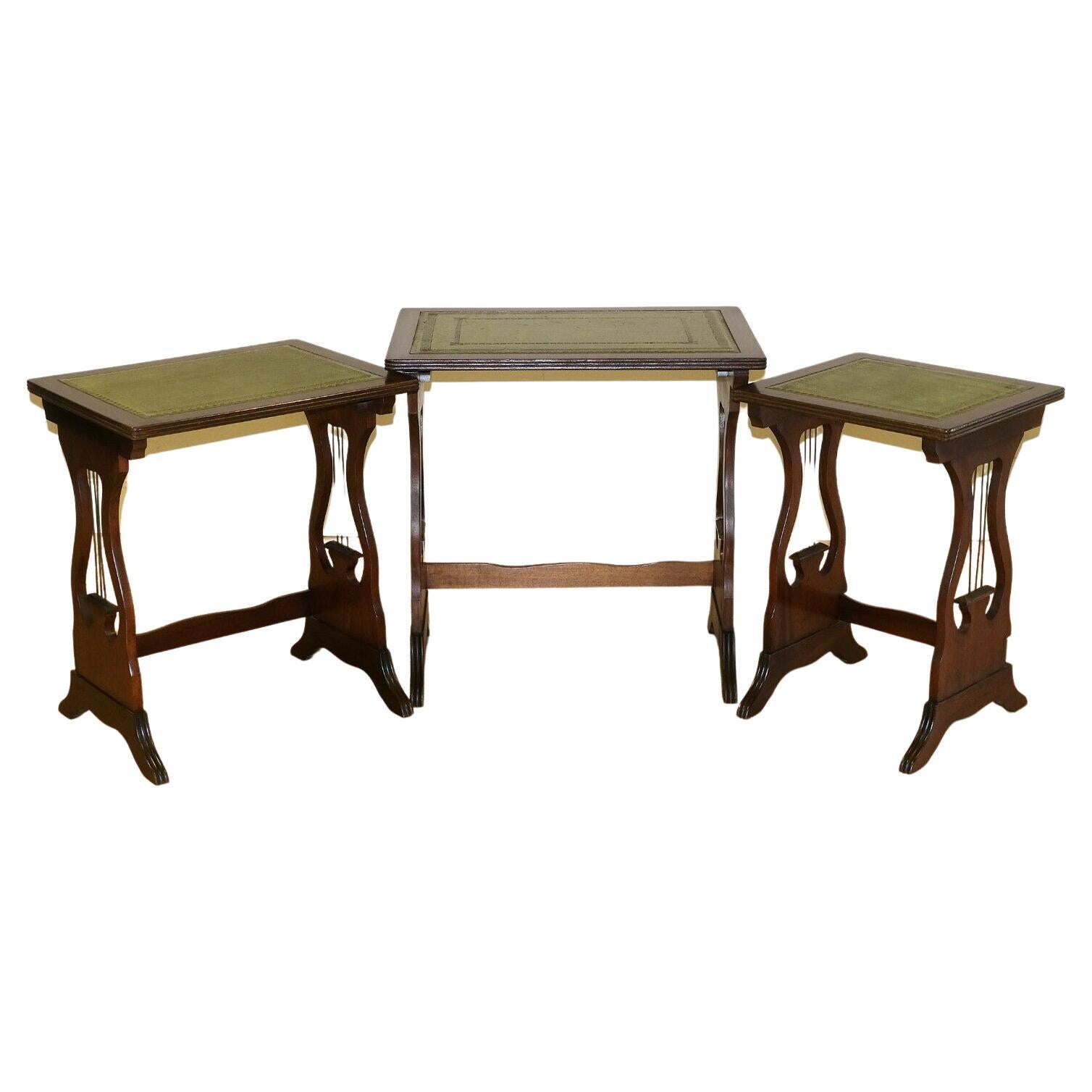 Wir freuen uns, zum Verkauf dieser schönen Mahagoni-Nest von Tischen grünen Lederplatte Tische bieten. 

Diese gut aussehenden und gut gemachten Tische stehen auf eleganten harfenförmigen Stützen, was sie sehr dekorativ macht und Ihnen aus jedem