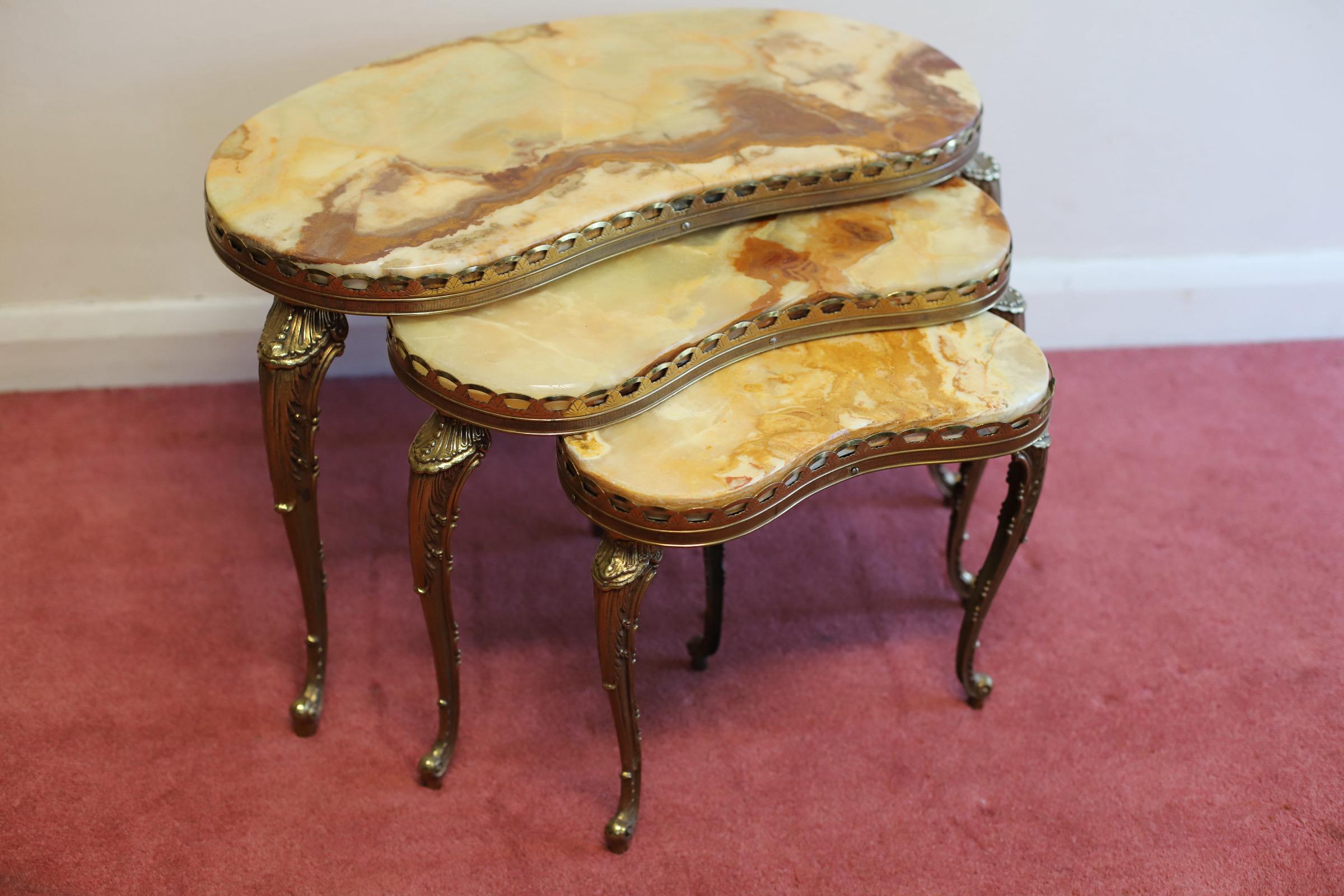 Lovely Marble & Brass Nest Of Three Coffee Table In Good Condition For Sale In Crawley, GB