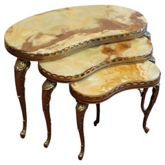 Lovely Marble & Brass Nest Of Three Coffee Table (table basse à trois plateaux en marbre et laiton)