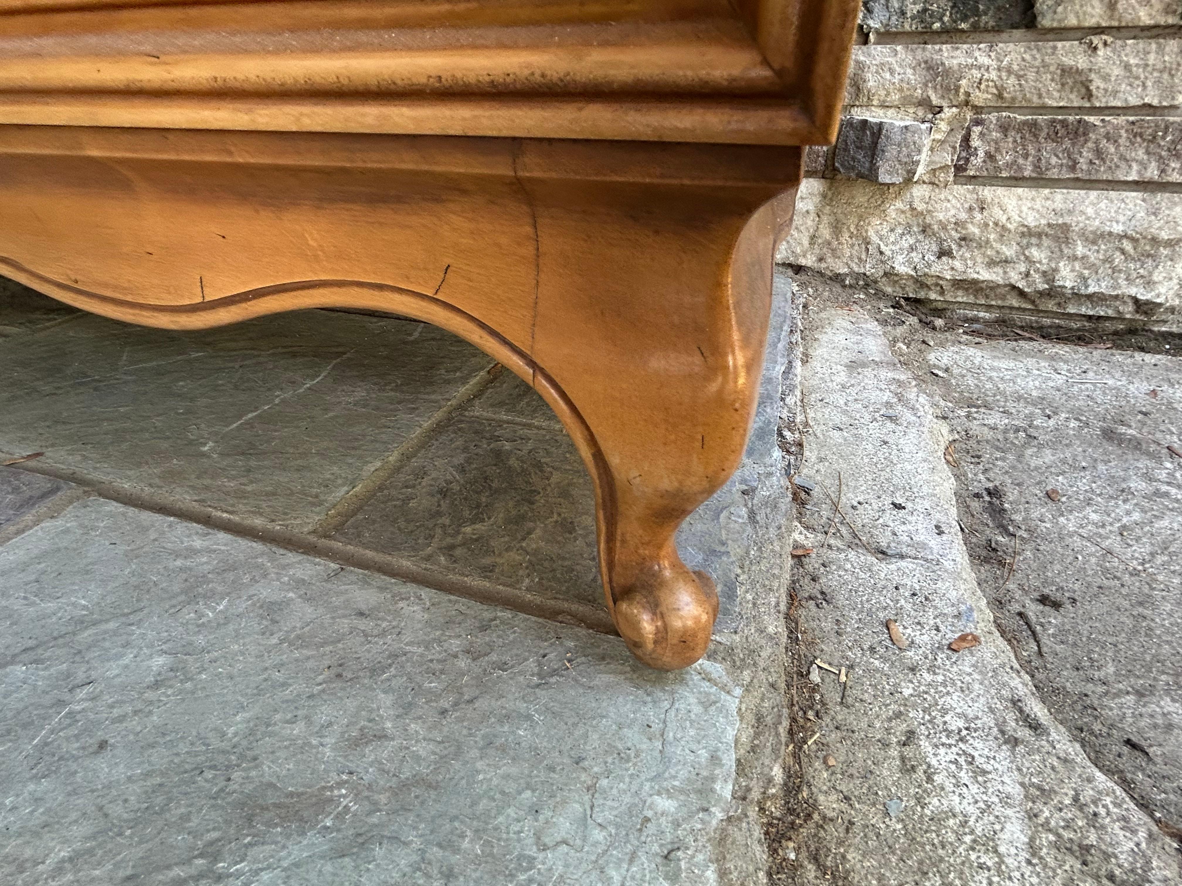 Precioso Tapa de Mármol American of Martinsville Bowtie Pull Credenza Regency Modern en venta 3