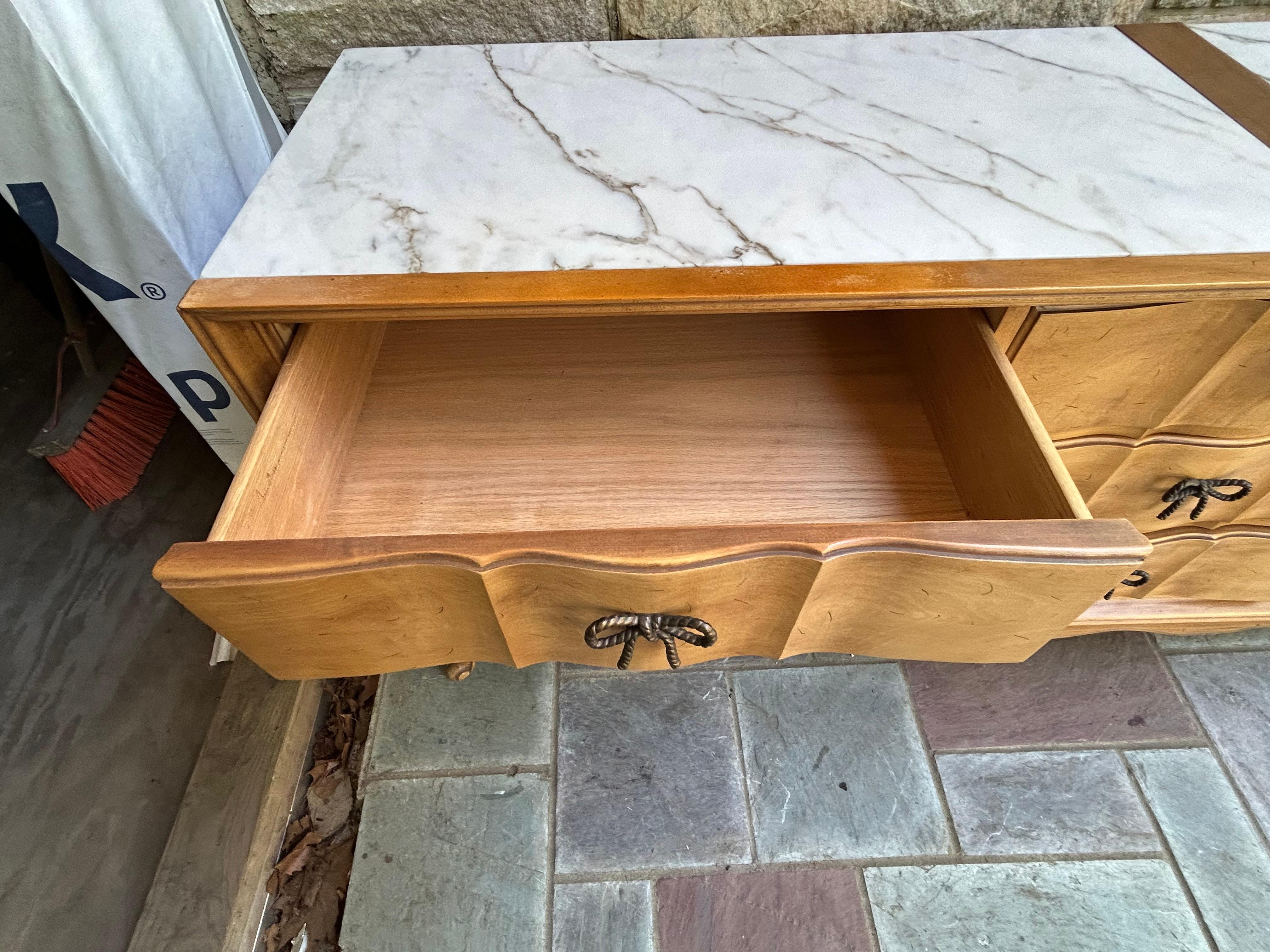 Precioso Tapa de Mármol American of Martinsville Bowtie Pull Credenza Regency Modern en venta 4